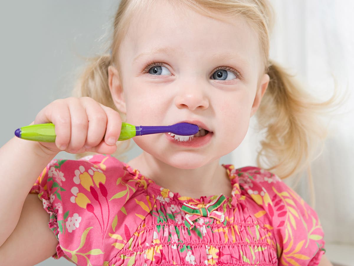 Cách đánh răng cho trẻ