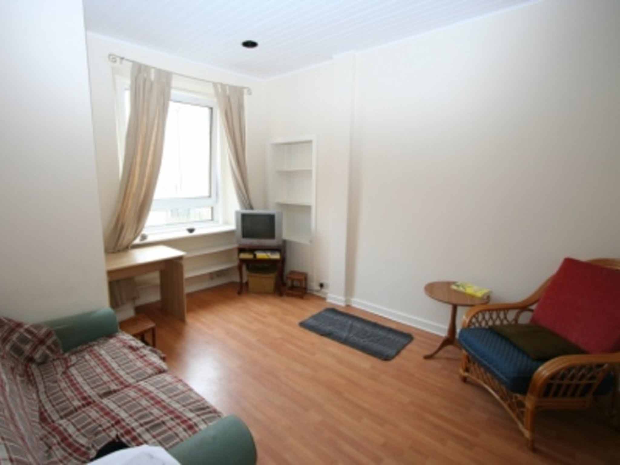One bedroom flat to rent, Smithfield Street, Edinburgh EH11. On with 1-2-Let for £495 pcm (£114 pw).