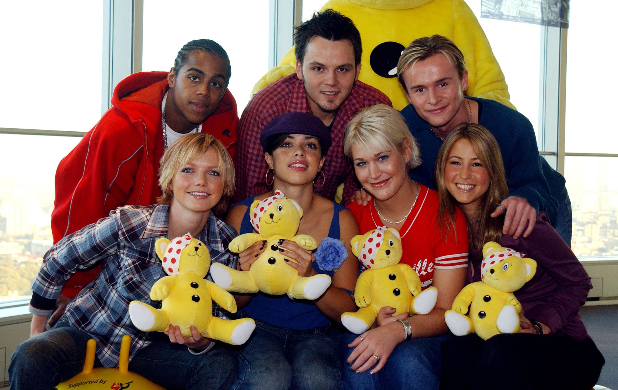 S Club 7 pose for Children in Need 2001