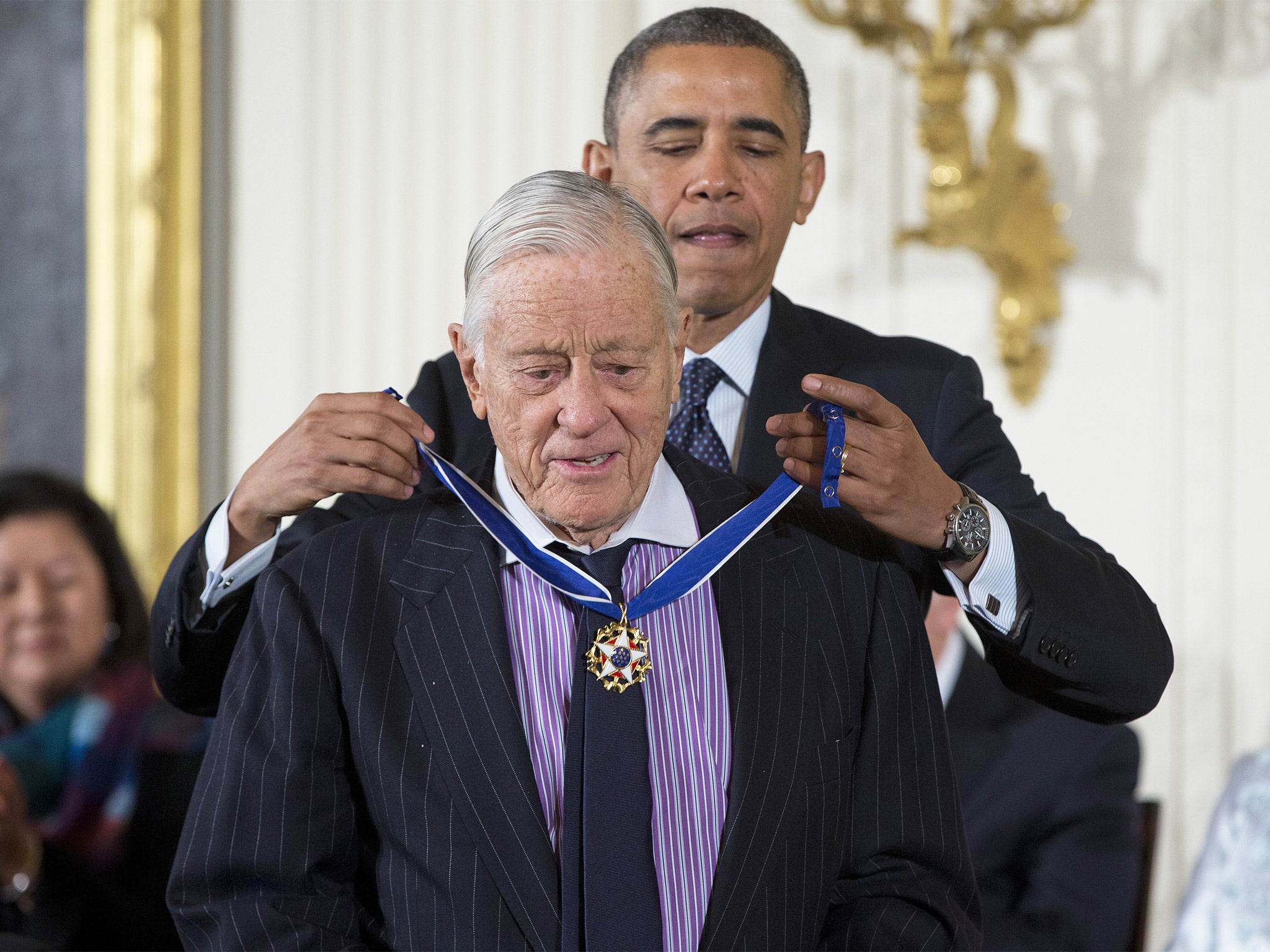 Barack Obama awards Ben Bradlee with the Presidential Medal of Freedom