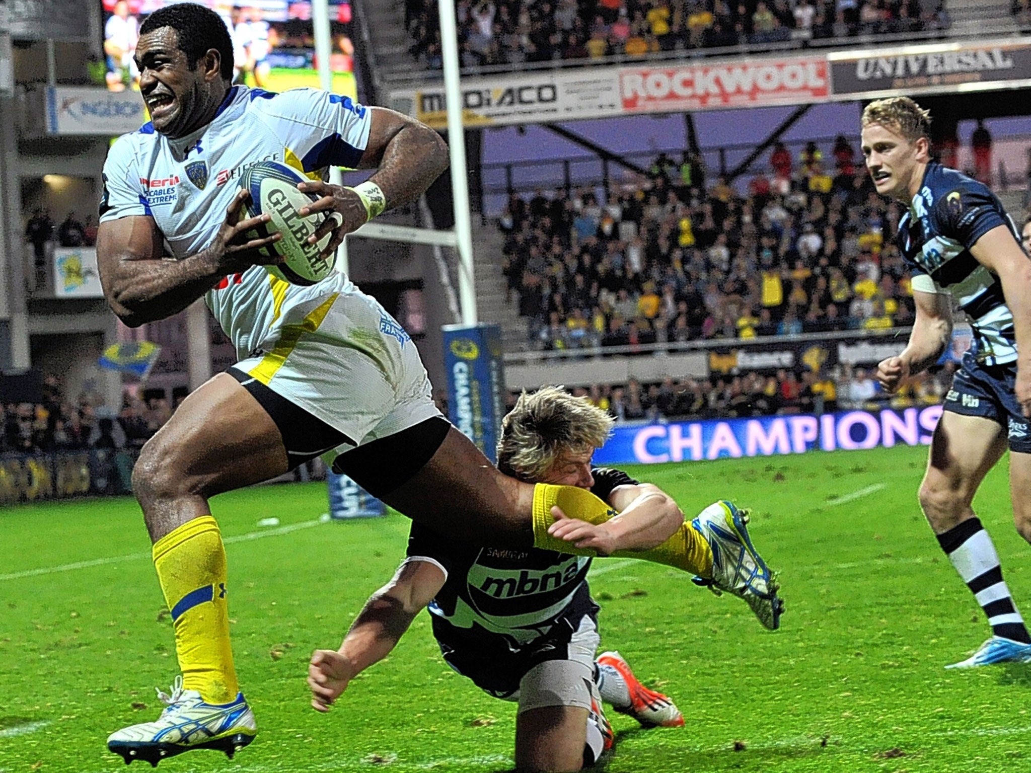 Napolioni Nalaga charges over for a try during Clermont Auvergne’s victory
