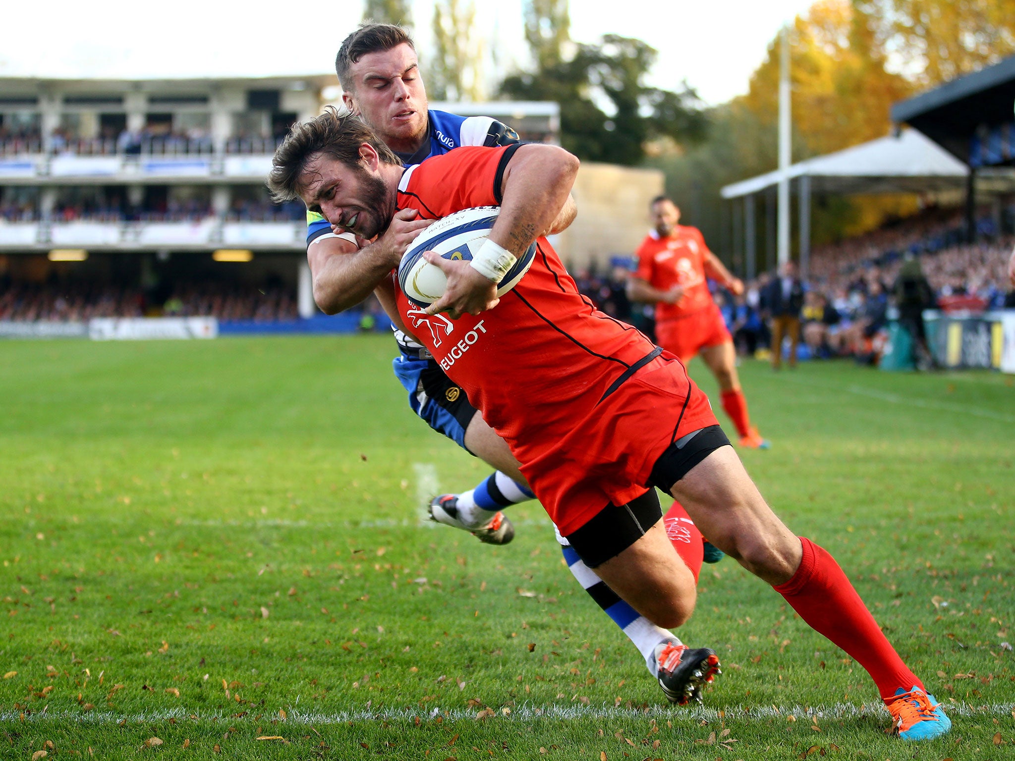 Maxime Médard, of Toulouse, holds off the challenge of Bath’s George Ford to score a try