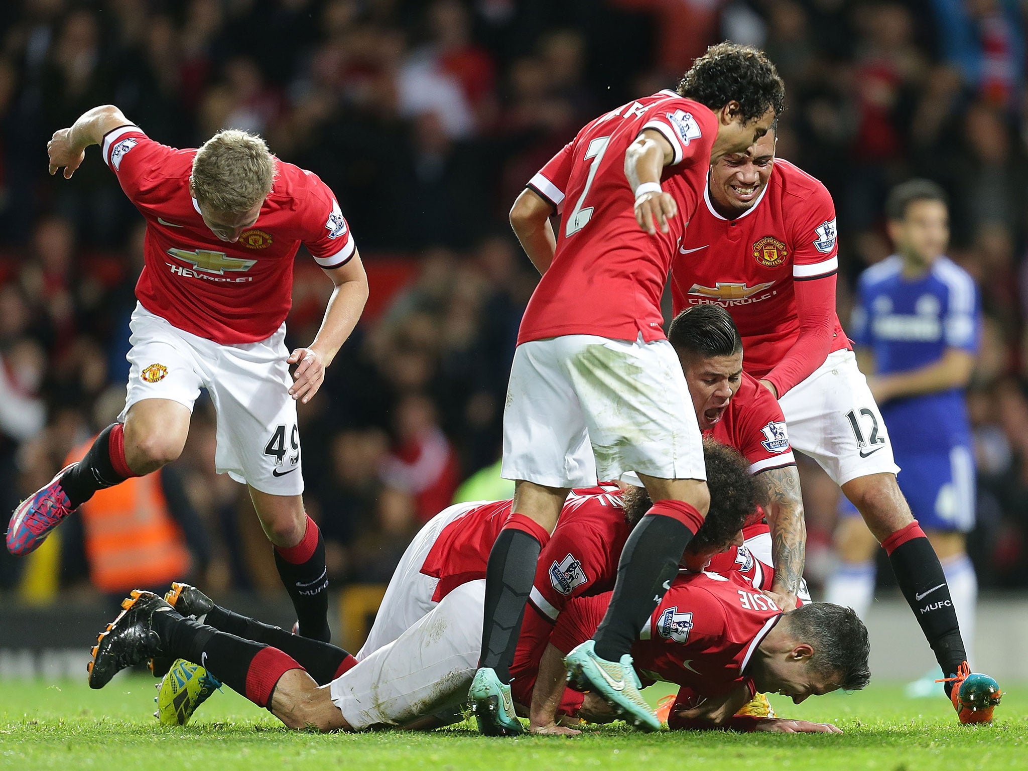 Manchester United players celebrate Robin van Persie's goal against Chelsea
