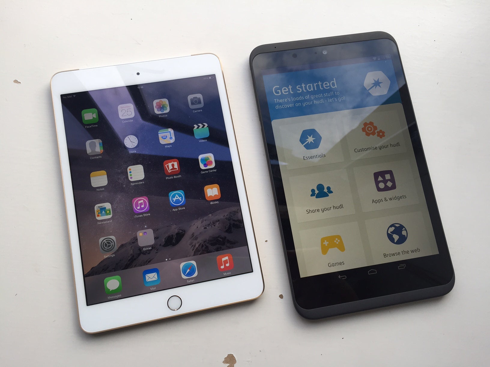 The iPad mini 3 next to the Hudl 2. That's a difference of several hundred pounds between the two.