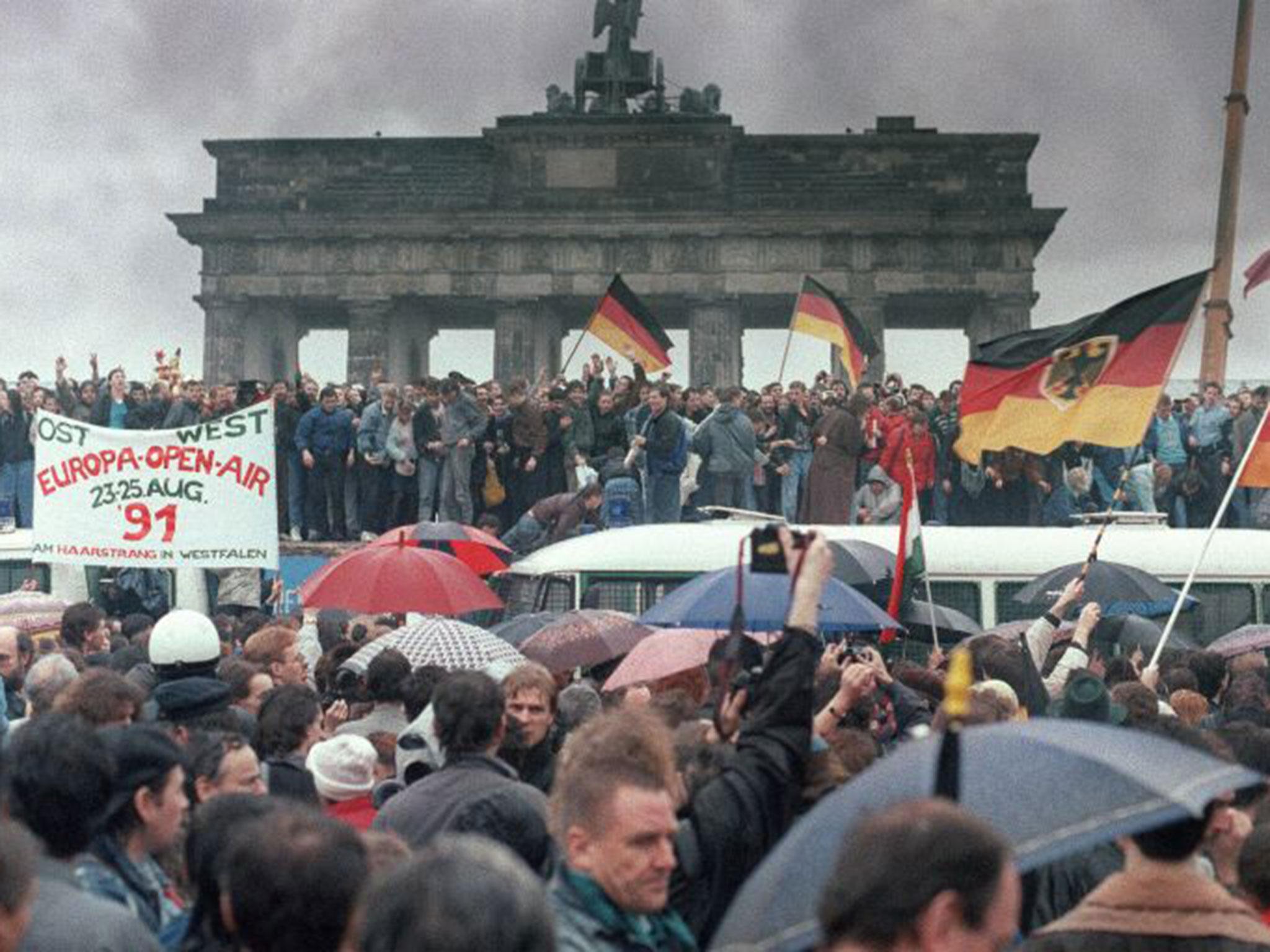 Berliners from East and West celebrate at the Brandenburg Gate