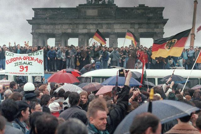 Berliners from East and West celebrate at the Brandenburg Gate
