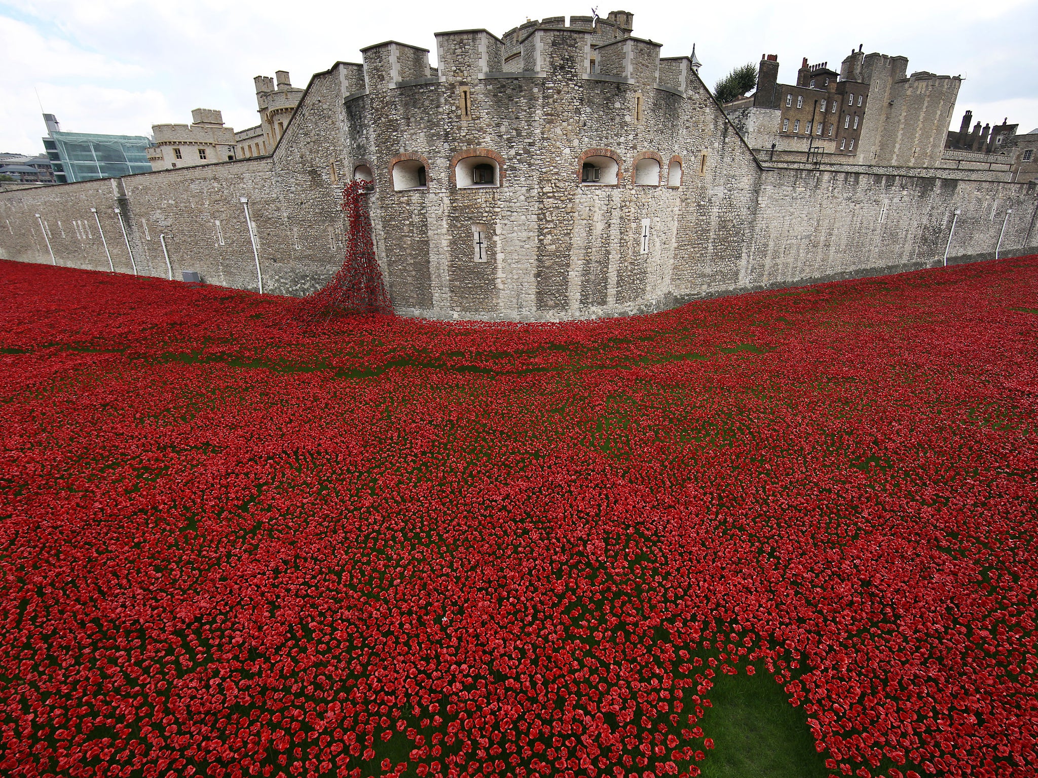 'Blood Swept Lands and Seas of Red' by artist Paul Cummins, made up of 888,246 ceramic poppies fills the moat of the Tower of London, to commemorate the First World War