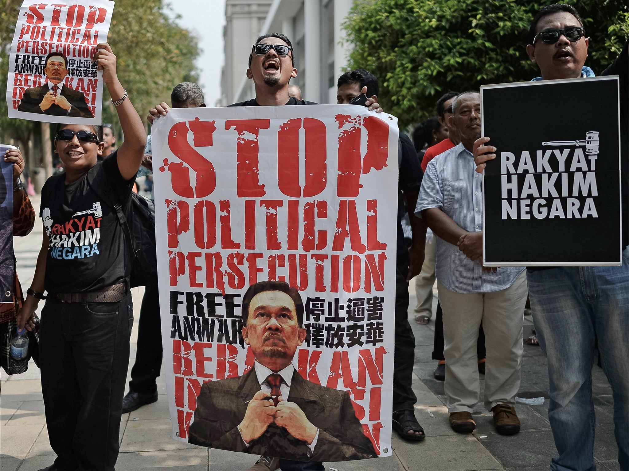 Anwar Ibrahim supporters protest outside the appeal court in Putrajaya