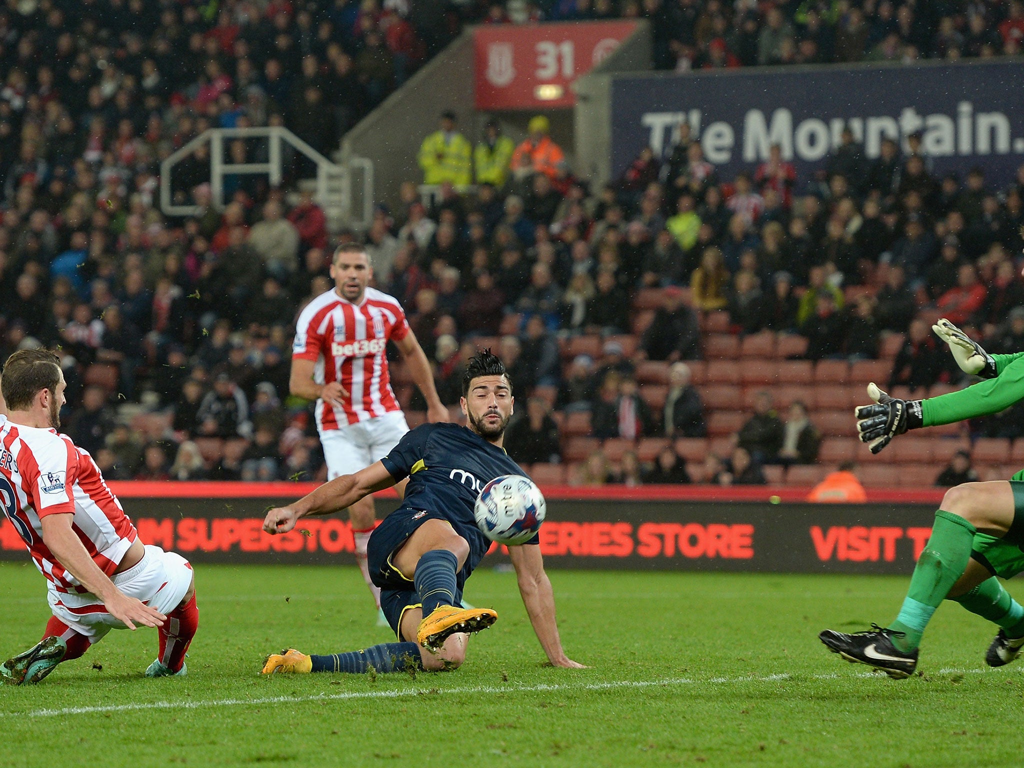 Pelle scores Southampton's third, and his second
