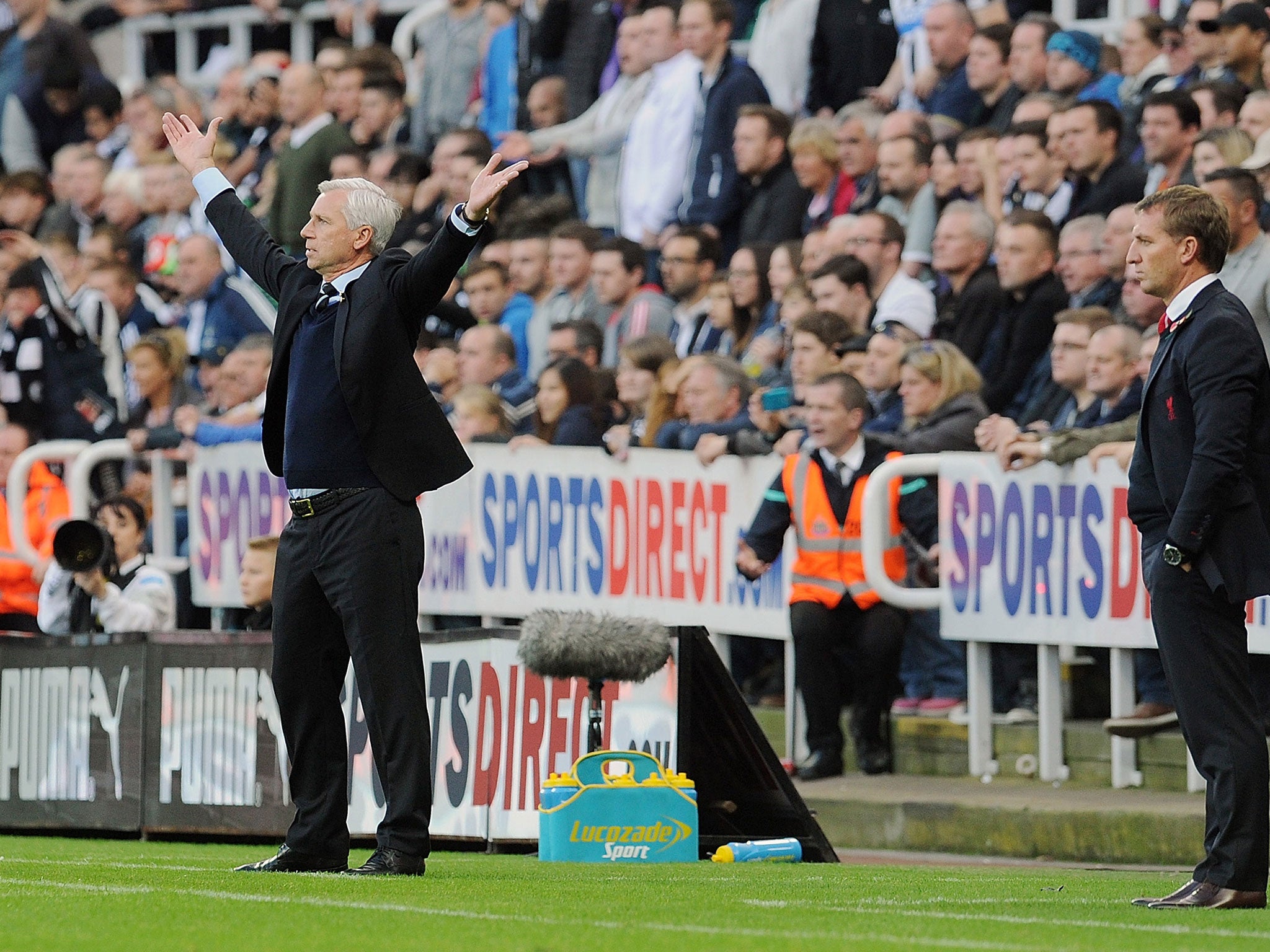 Alan Pardew celebrates as Newcastle go ahead against Liverpool