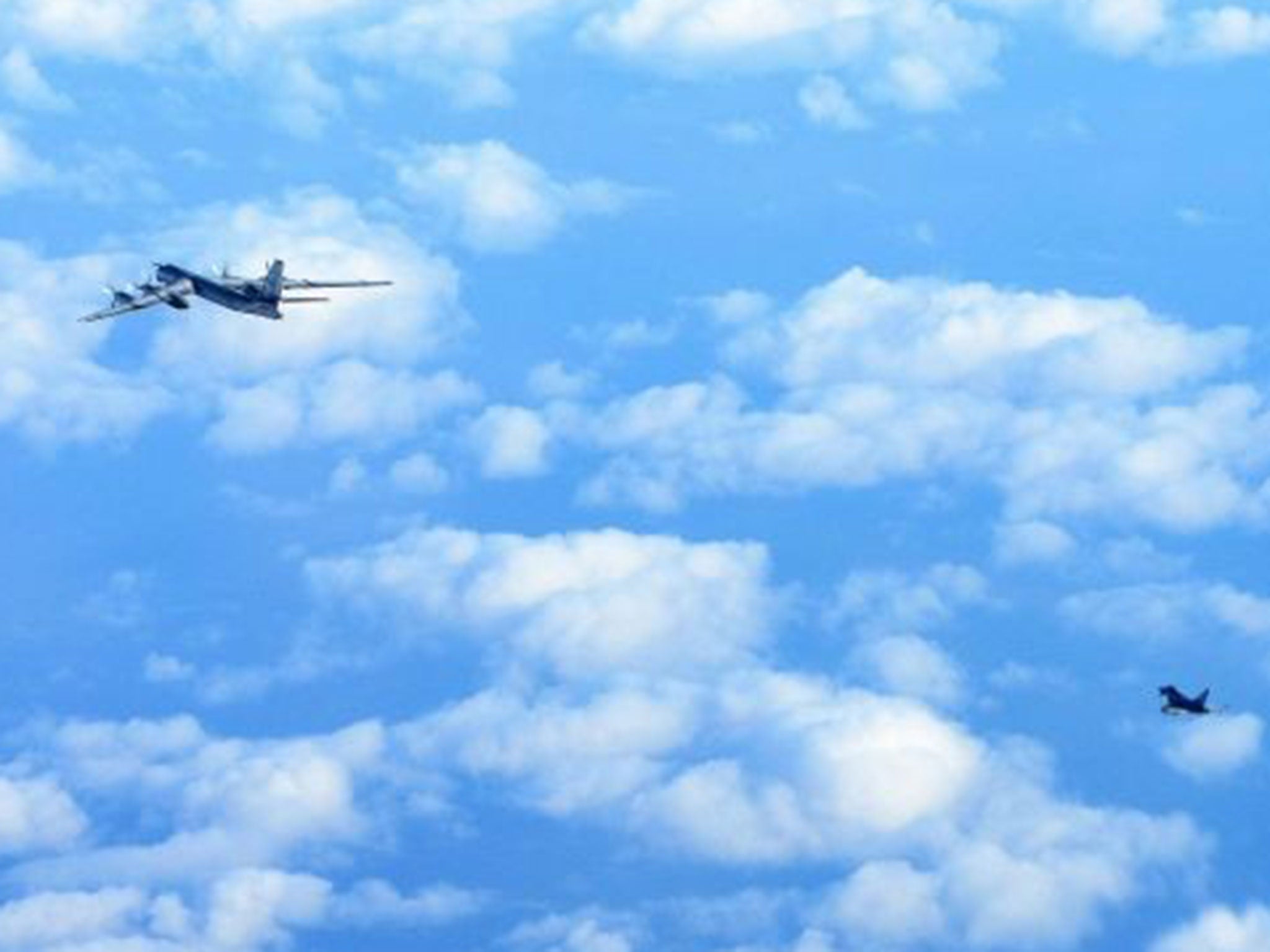 Несколько самолетов в небе. Самолет в небе. Военные самолеты в небе. Небо облака самолет. Cfvjktn DF yt,t.