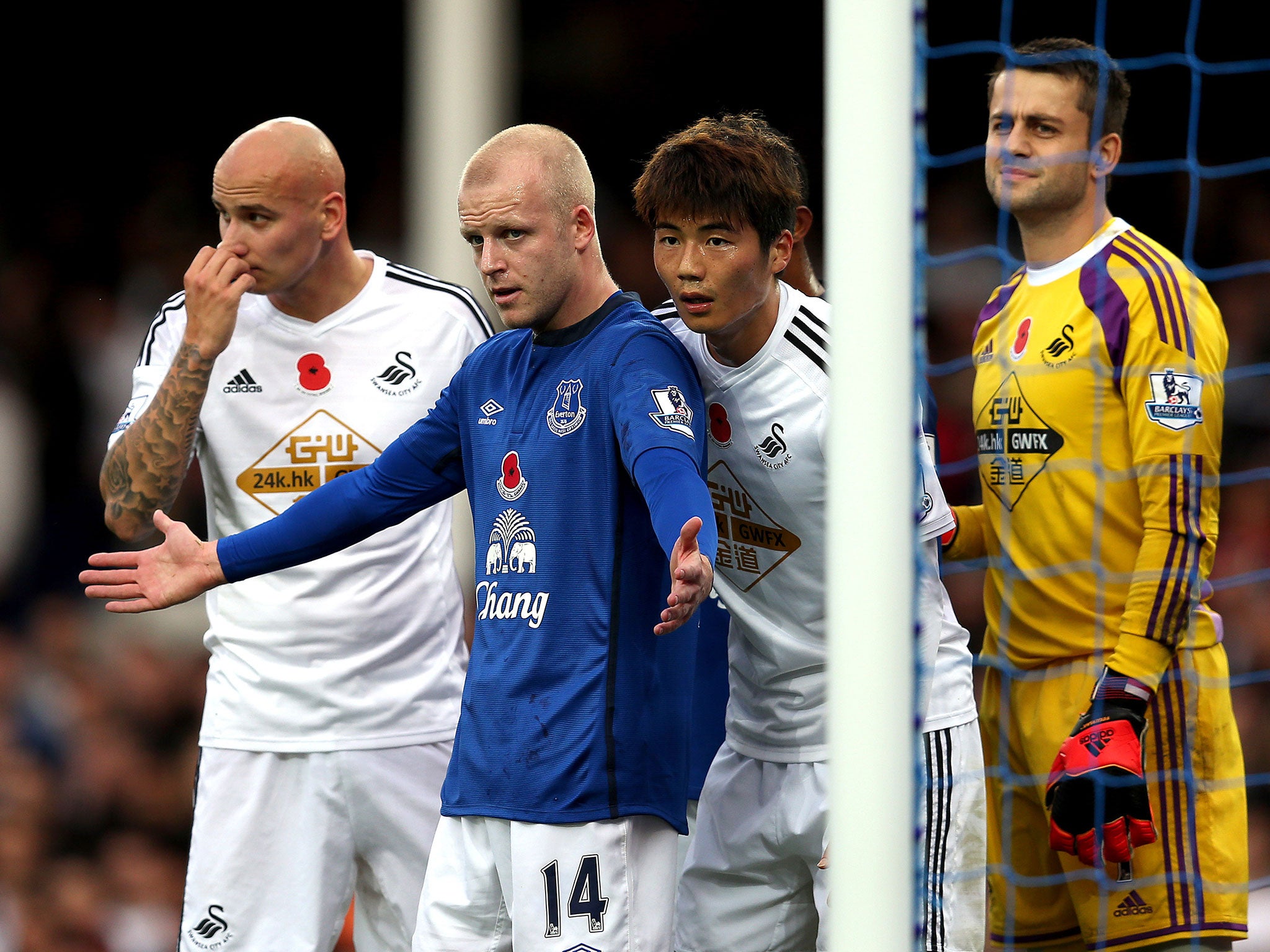 Steven Naismith claims he is being fouled by Sung Yueng Ki