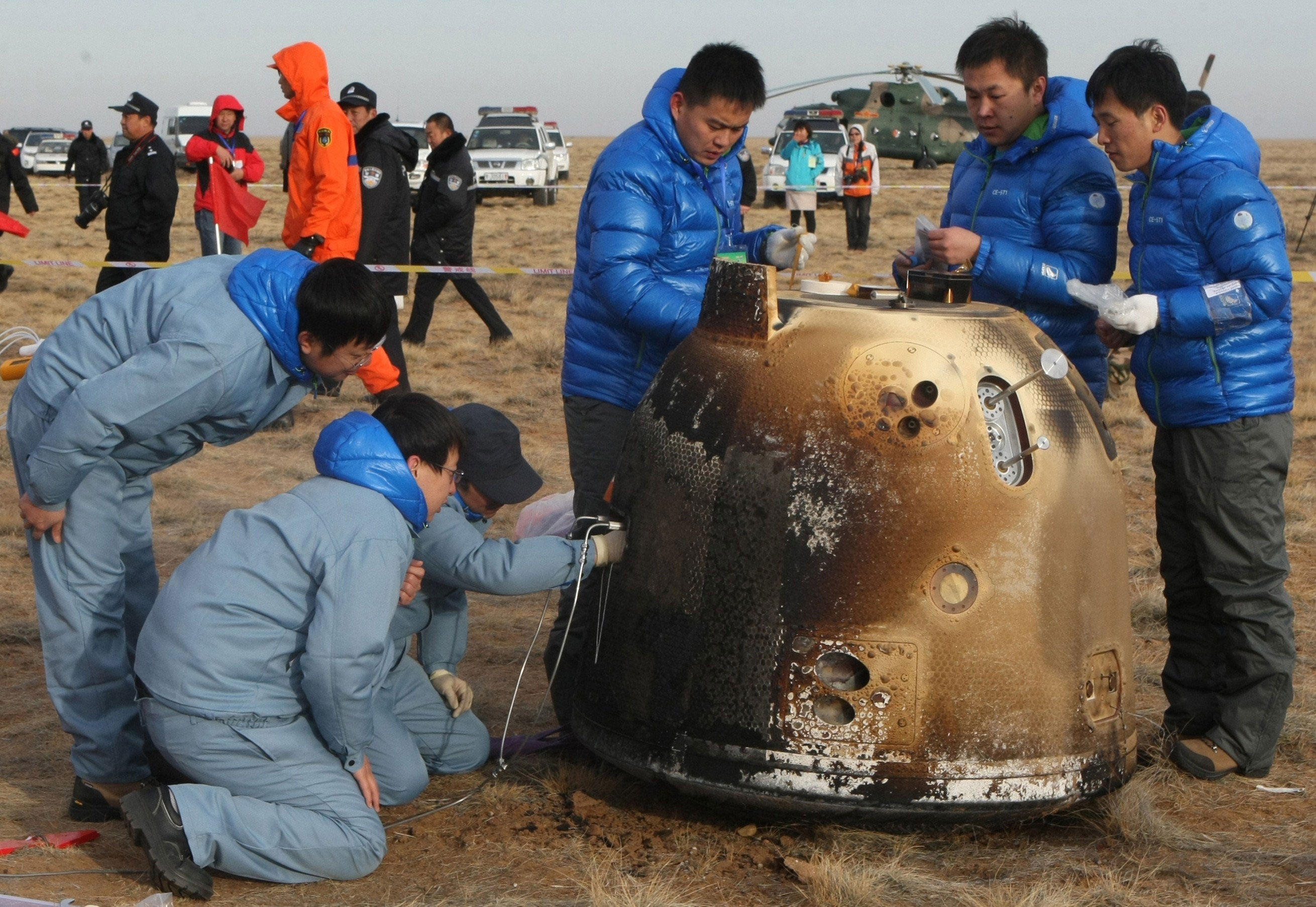 Technicians checking the unmanned probe landed in Dorbod (Siziwang) Banner, north China's Inner Mongolia region