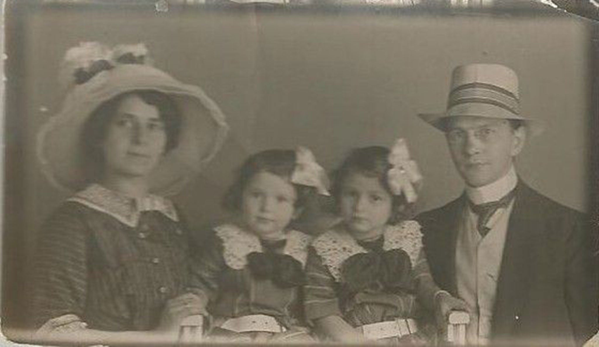 Otto and Else, with their daughters Edith and Liese