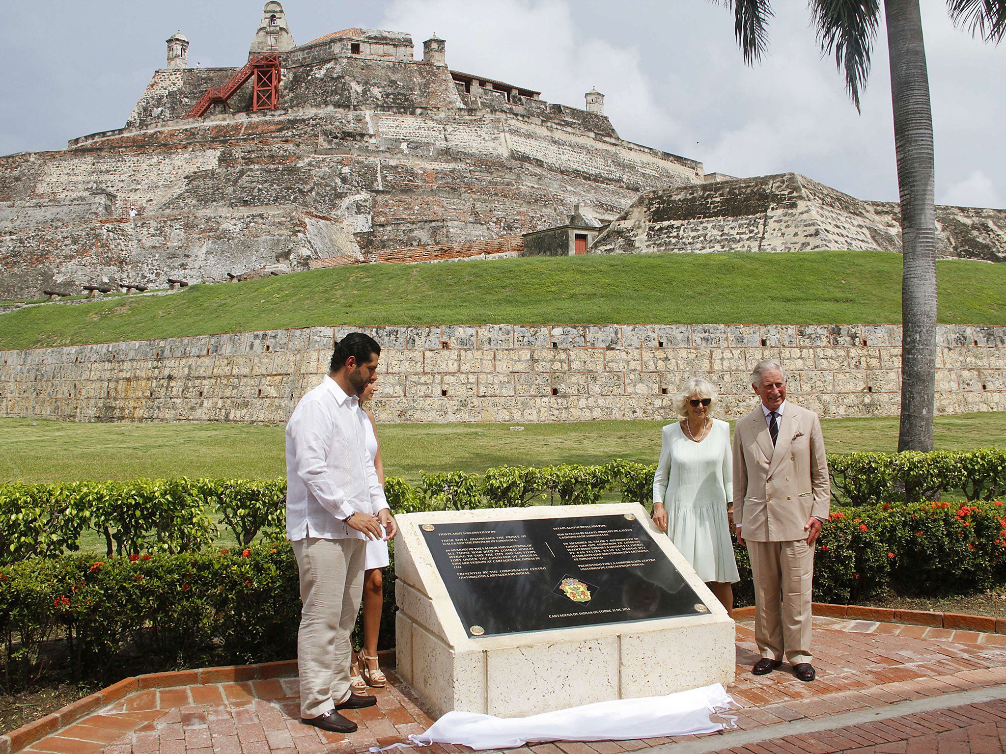 Prince Charles and Camilla, with Mayor Dionisio Velez, pose with the plaque in Cartagena