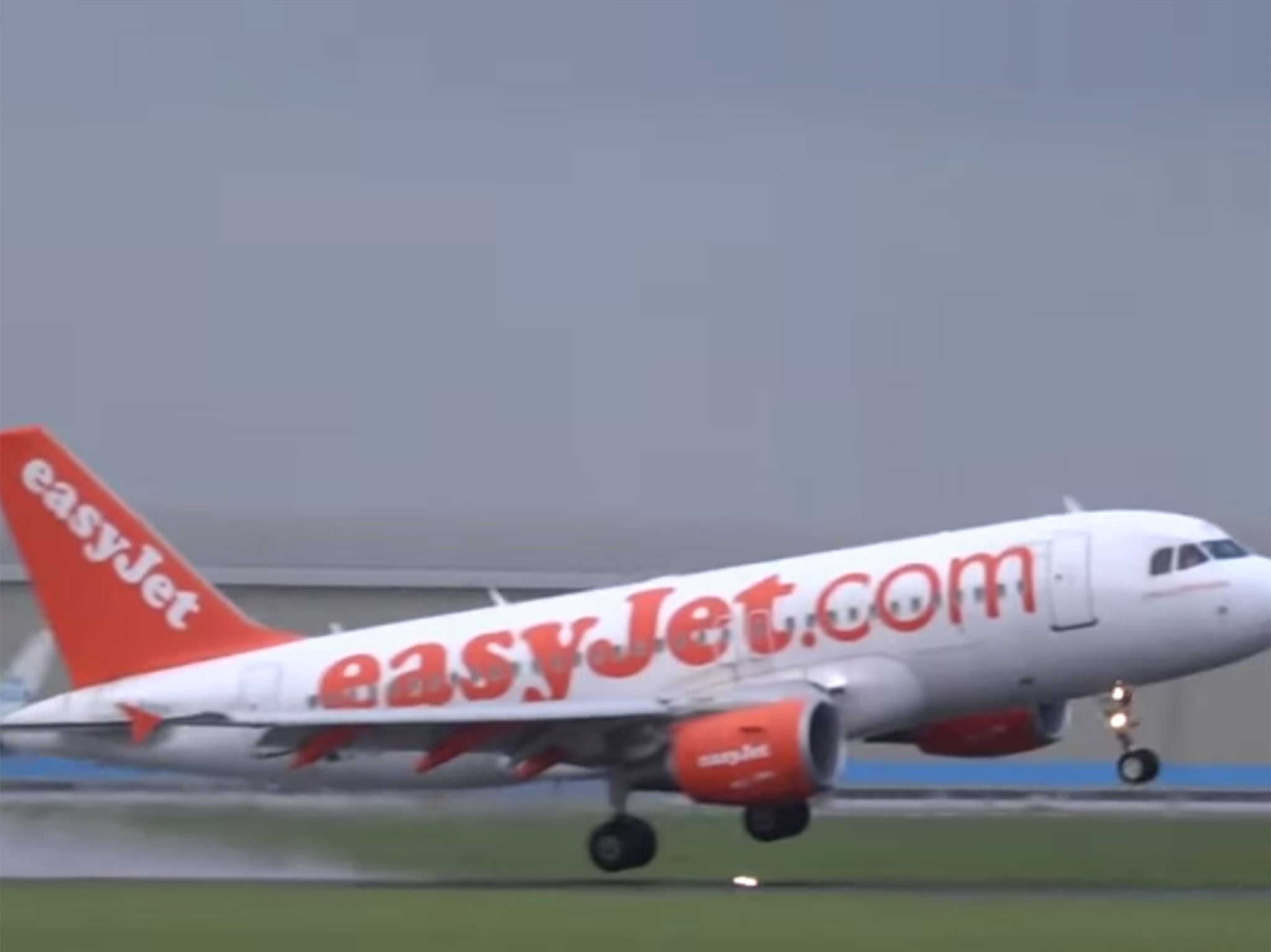Watch an EasyJet plane abort its landing due to windy conditions.
