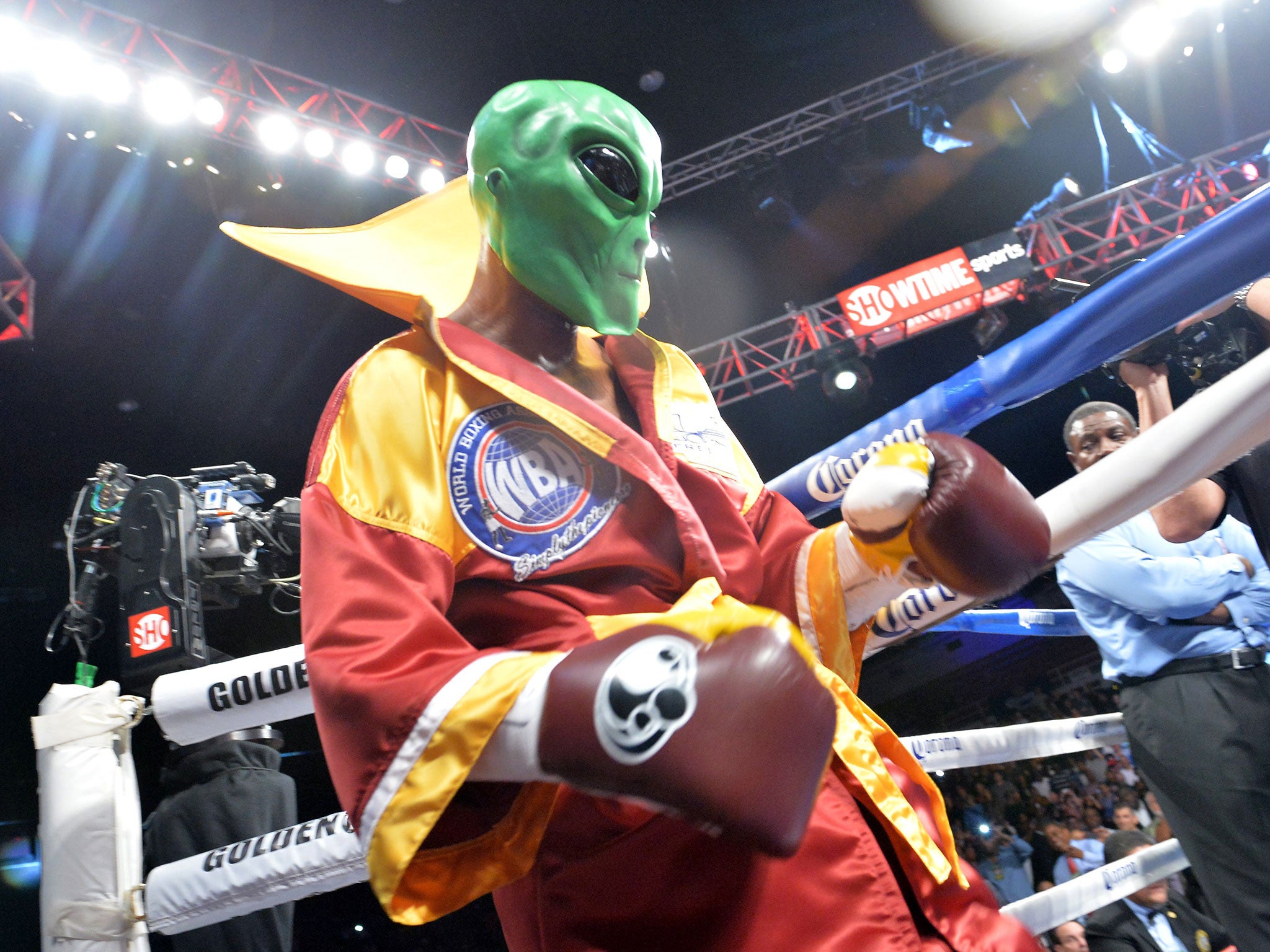 Hopkins enters the ring in his memorable 'Alien' mask