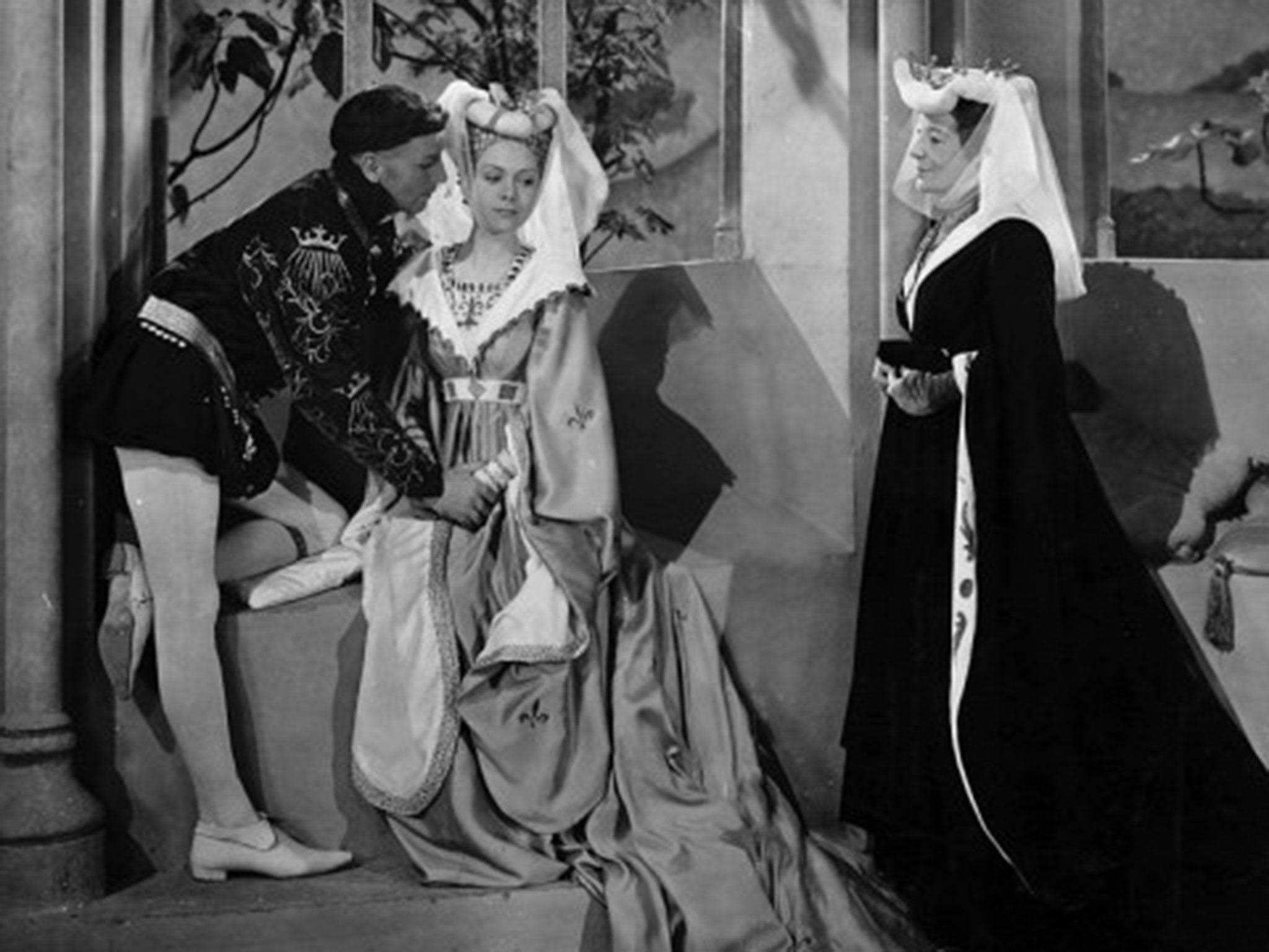 Actors Laurence Olivier Renee Asherson and Ivy St Helier in a scene from the Laurence Olivier production of Shakespeare's Henry V