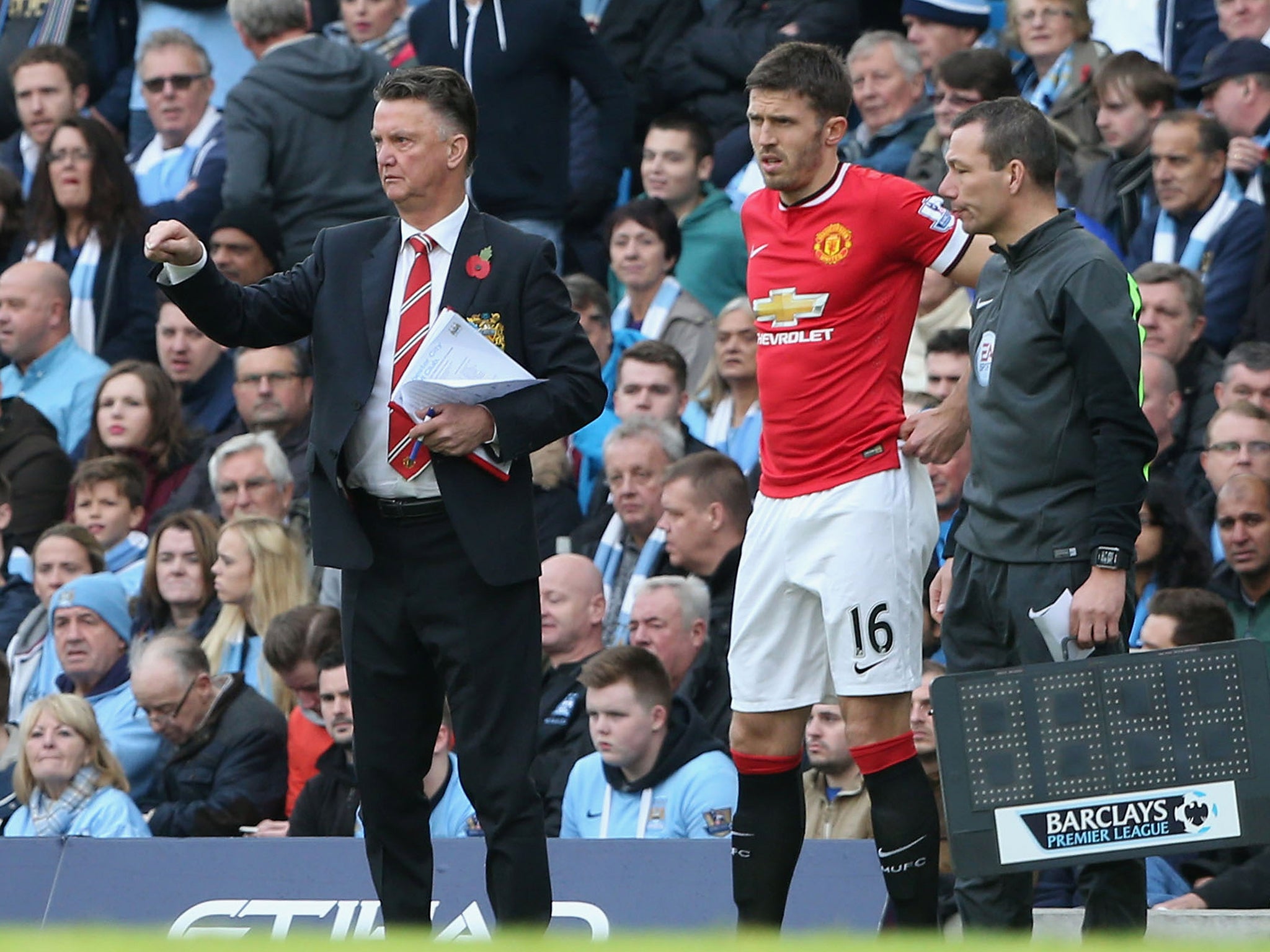 Manchester United manager Louis van Gaal brings on Michael Carrick