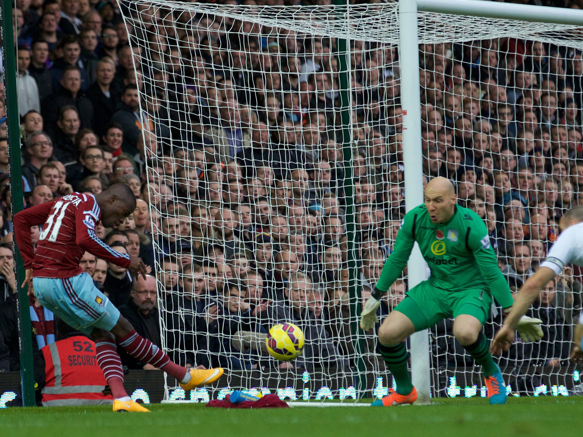 Enner Valencia can't beat Brad Guzan from a tight angle