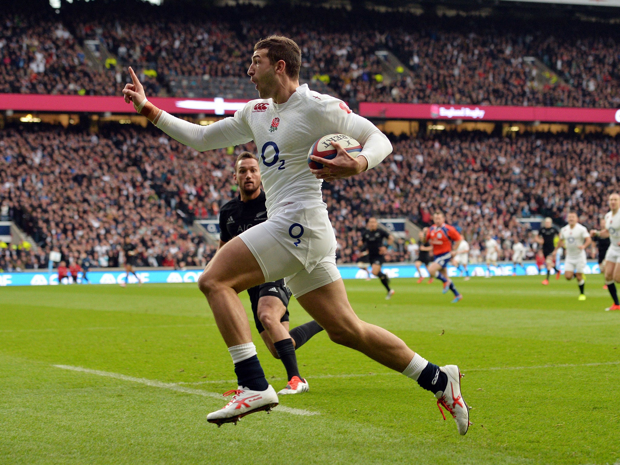 May on his way to a try at Twickenham