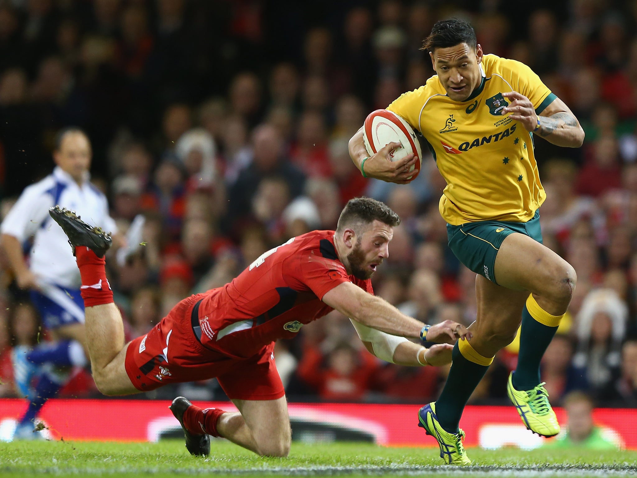 Israel Folau escapes the challenge of Wales' Alex Cuthbert to score Australia’s first try on Saturday