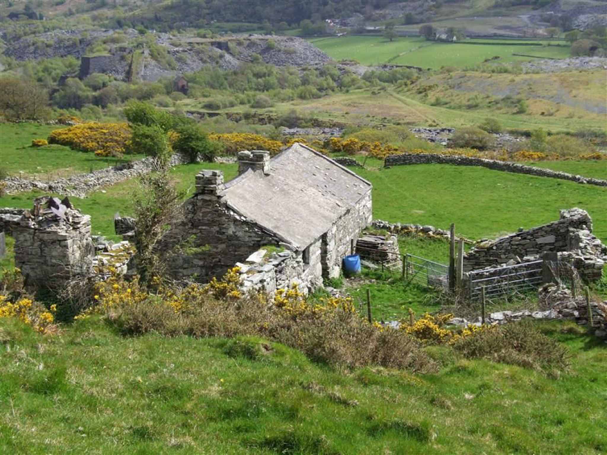 Derelict stone and slate former cottage (and 10 acres), Hafodlas Uchaf, Talysarn, Caernarfon, Gwynedd LL54. On for £50,000 with Morgan Evans