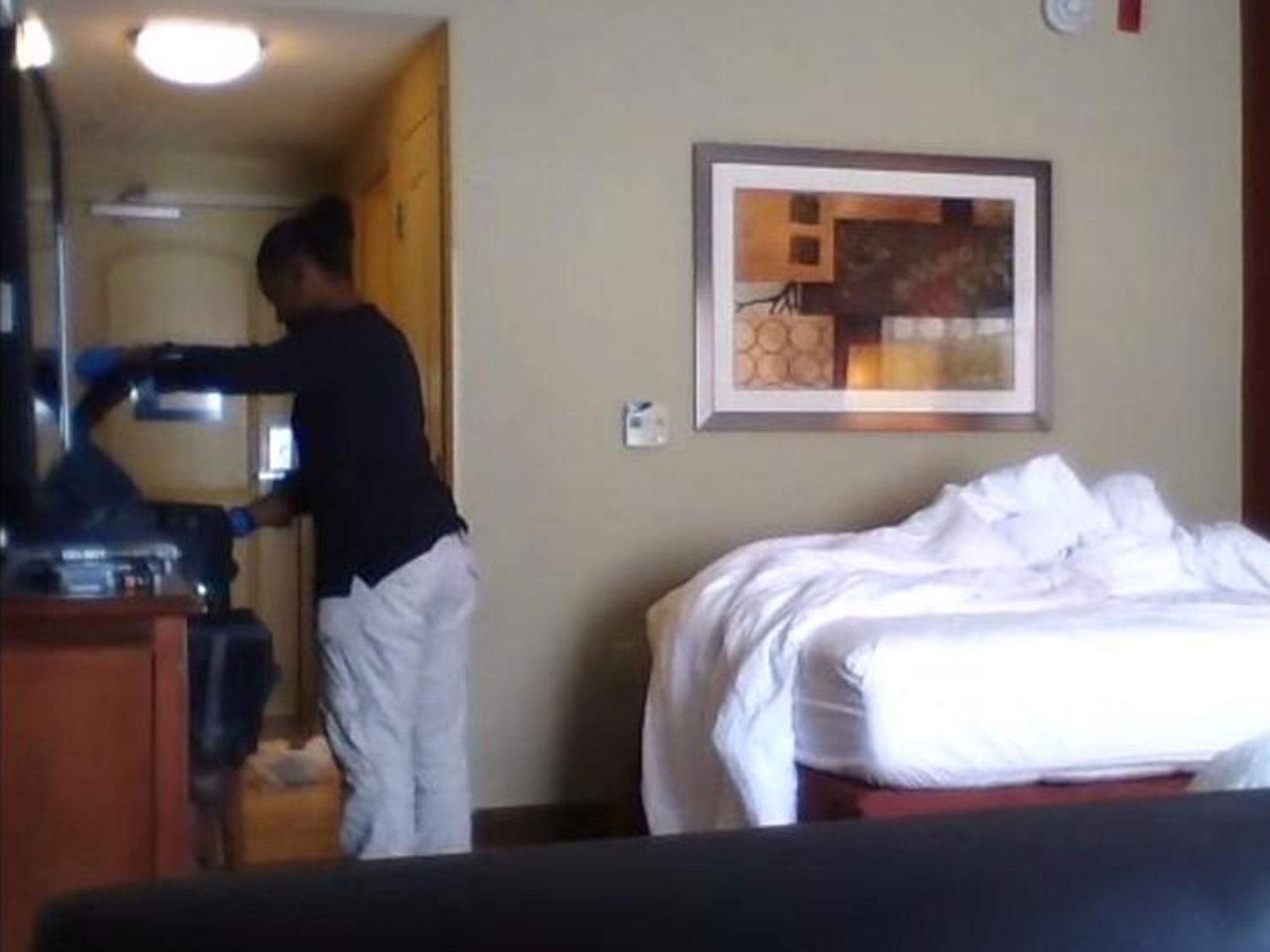 Муж установил скрытую камеру у жены в спальне
