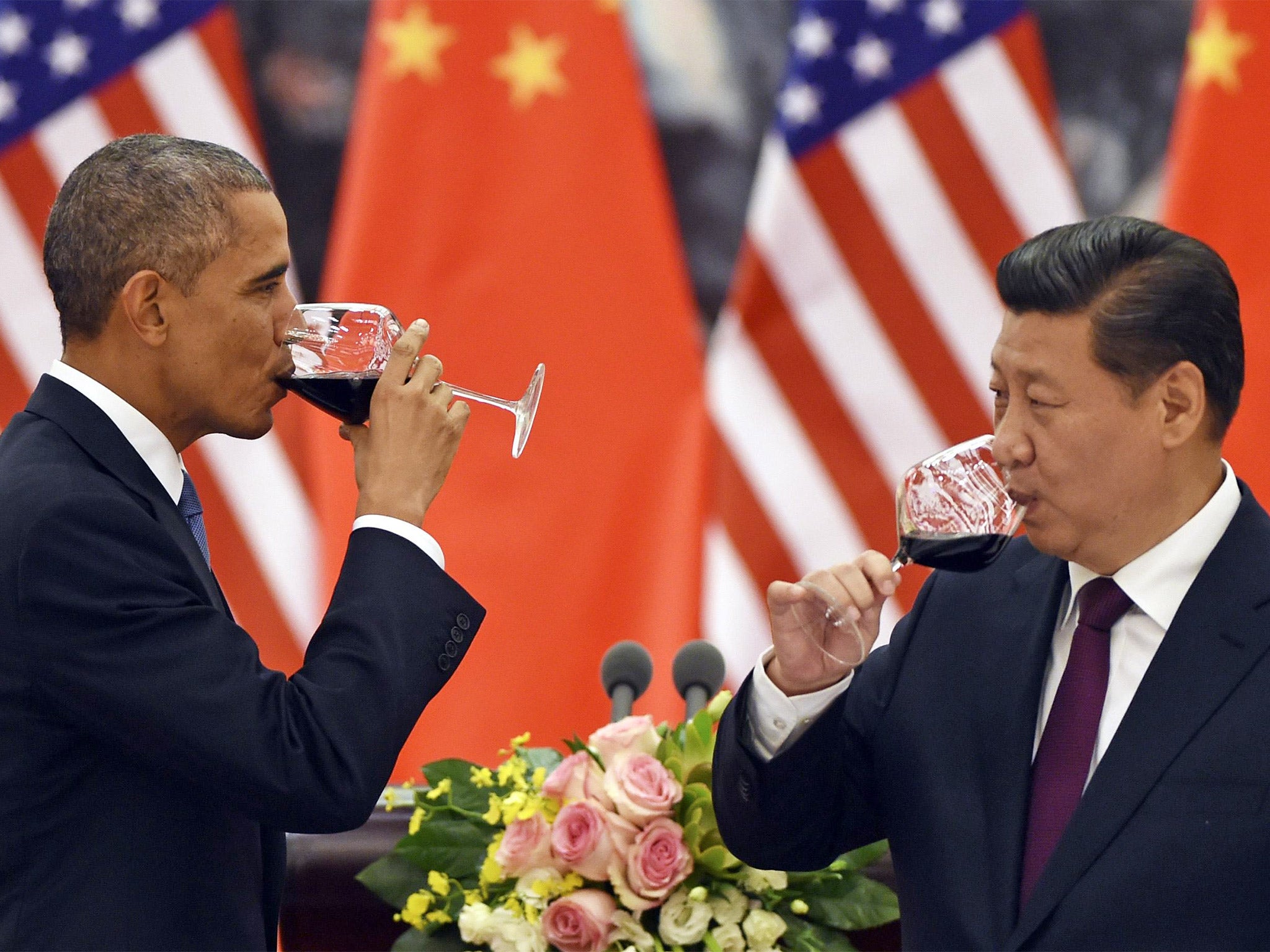US President Barack Obama and Chinese President Xi Jinping have a drink after agreeing a deal on carbon emissions