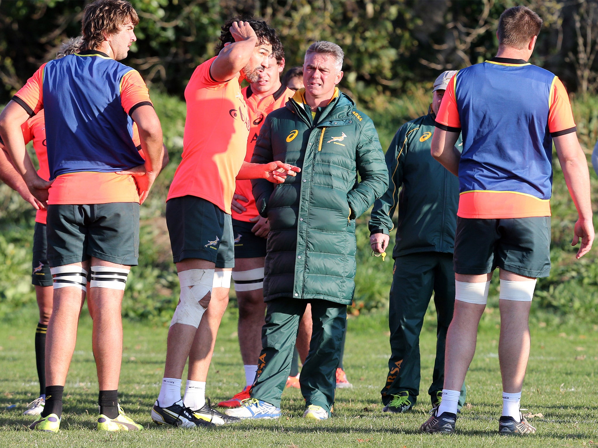Heyneke Meyer consults with Victor Matfield during a South Africa training session