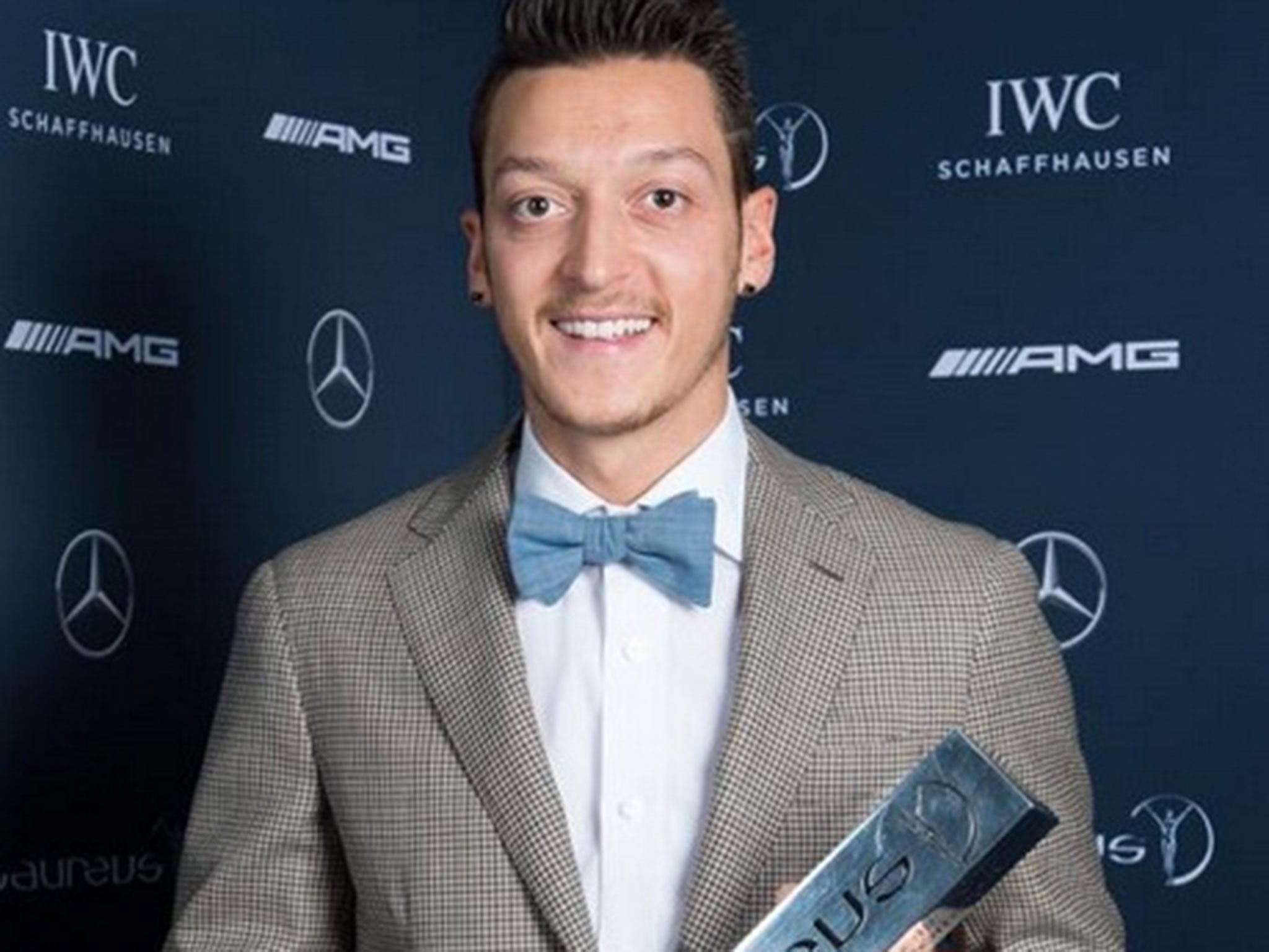 Mesut Ozil pictured with his Laureus award last night