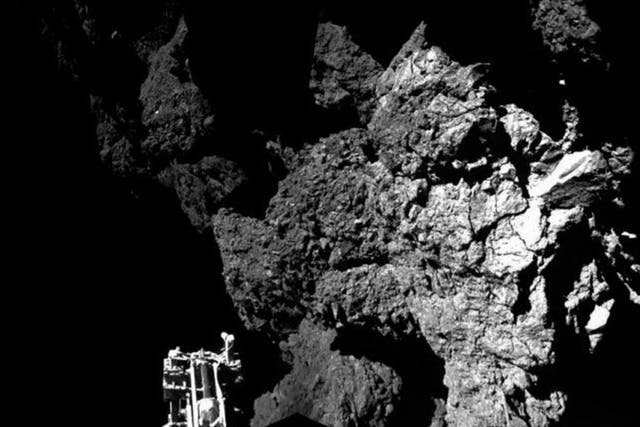 Philae lands safely on the surface of Comet 67P/Churyumov-Gerasimenko