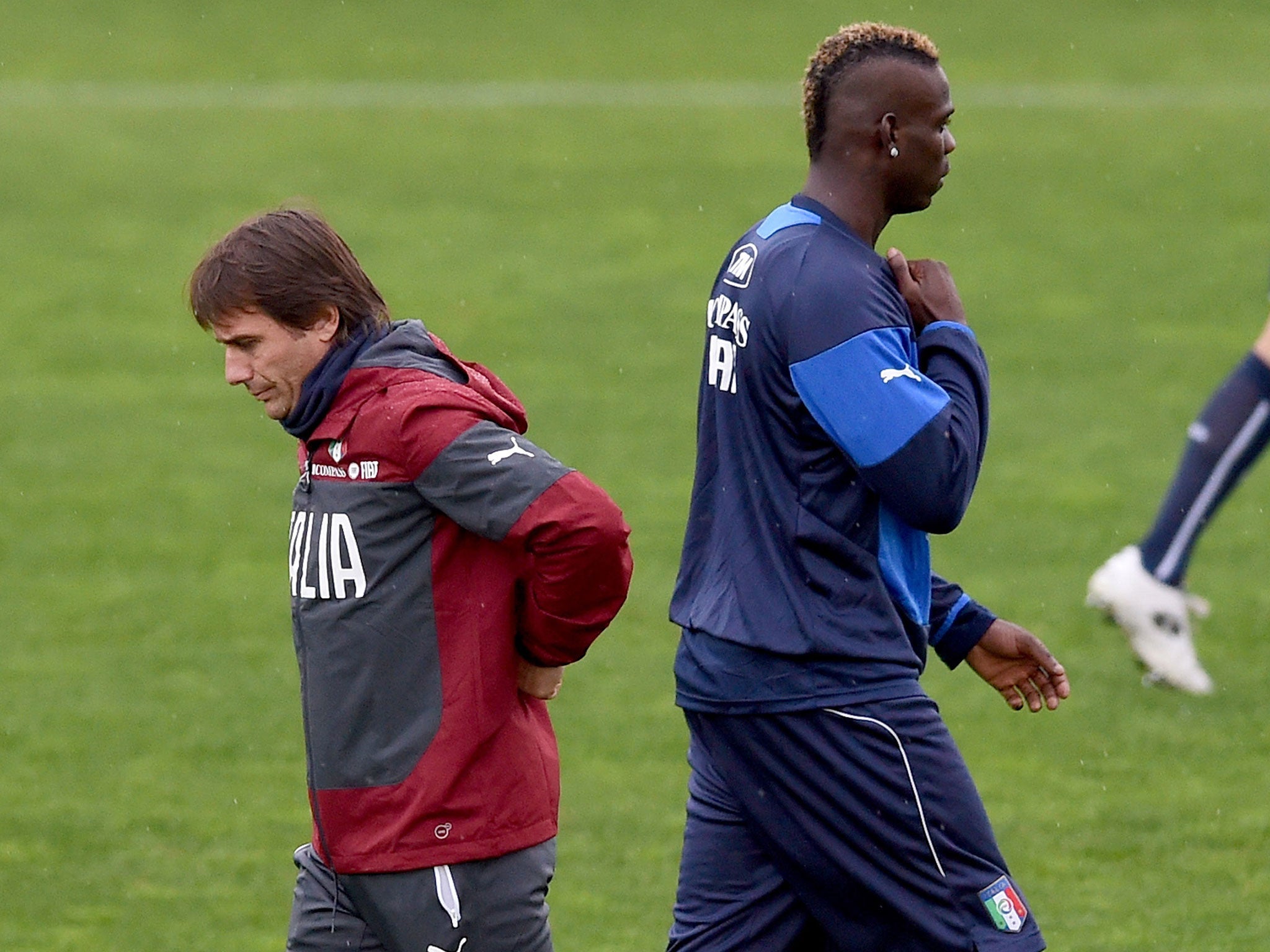 Antonio Conte (left) and Mario Balotelli during Italy training last week