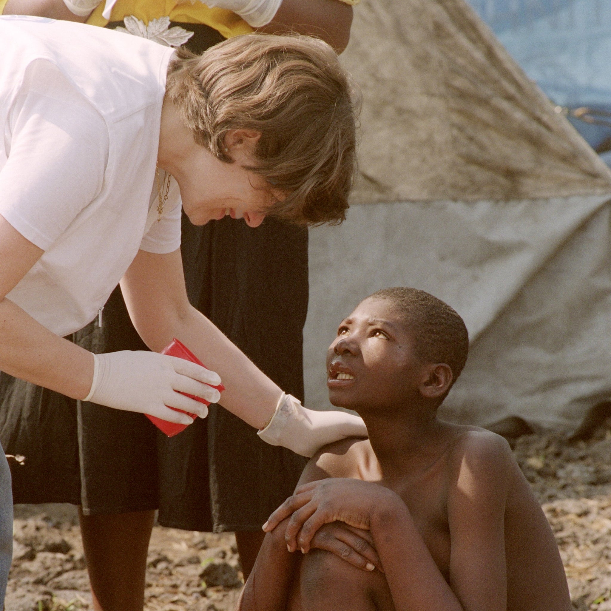 A French nurse comforts a Rwandan girl at the Mugunga refugee camp, west from the Zairean town of Goma, 26 Augut 1994