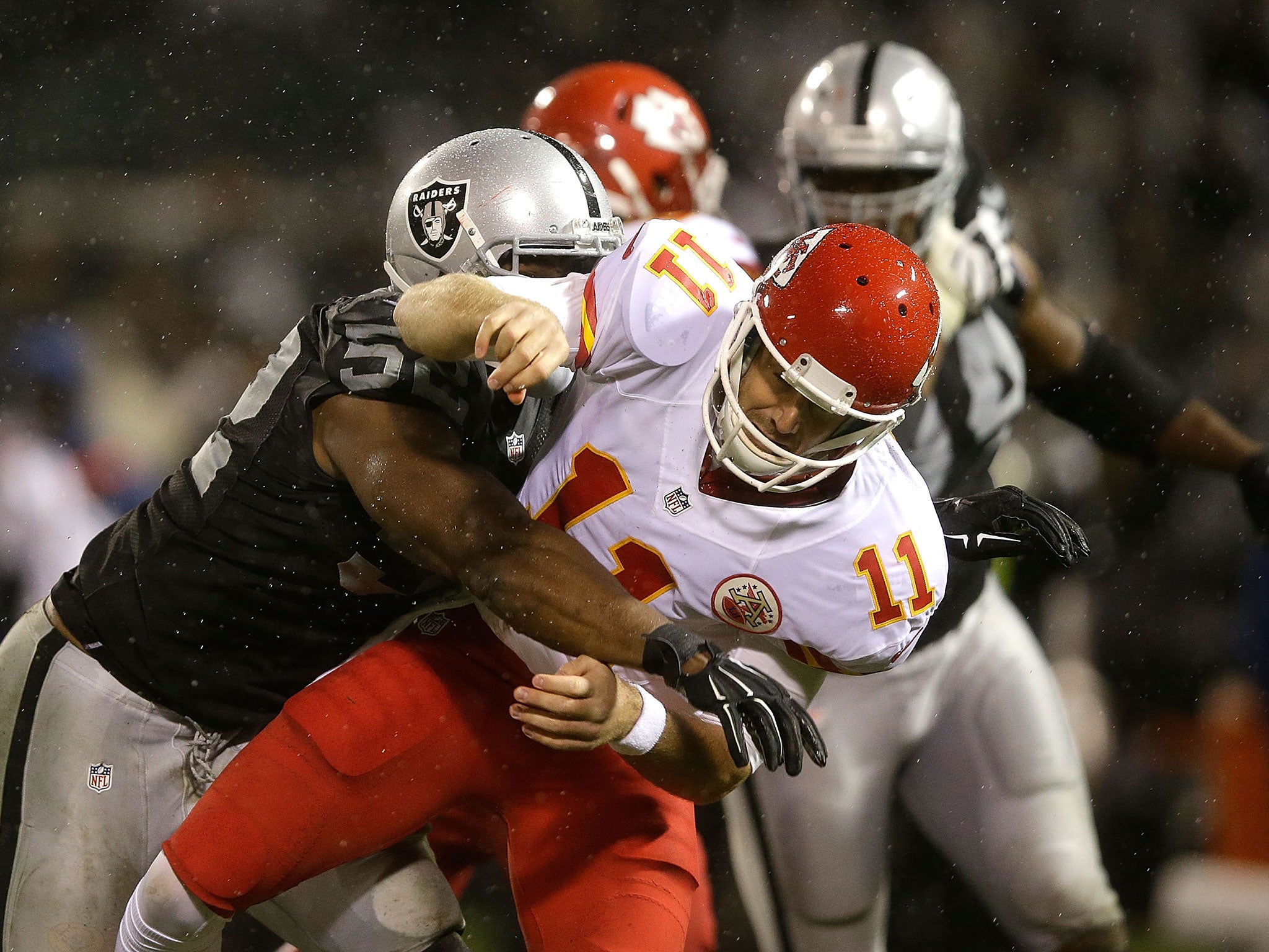 Khali Mack tackles Chiefs quarter-back Alex Smith