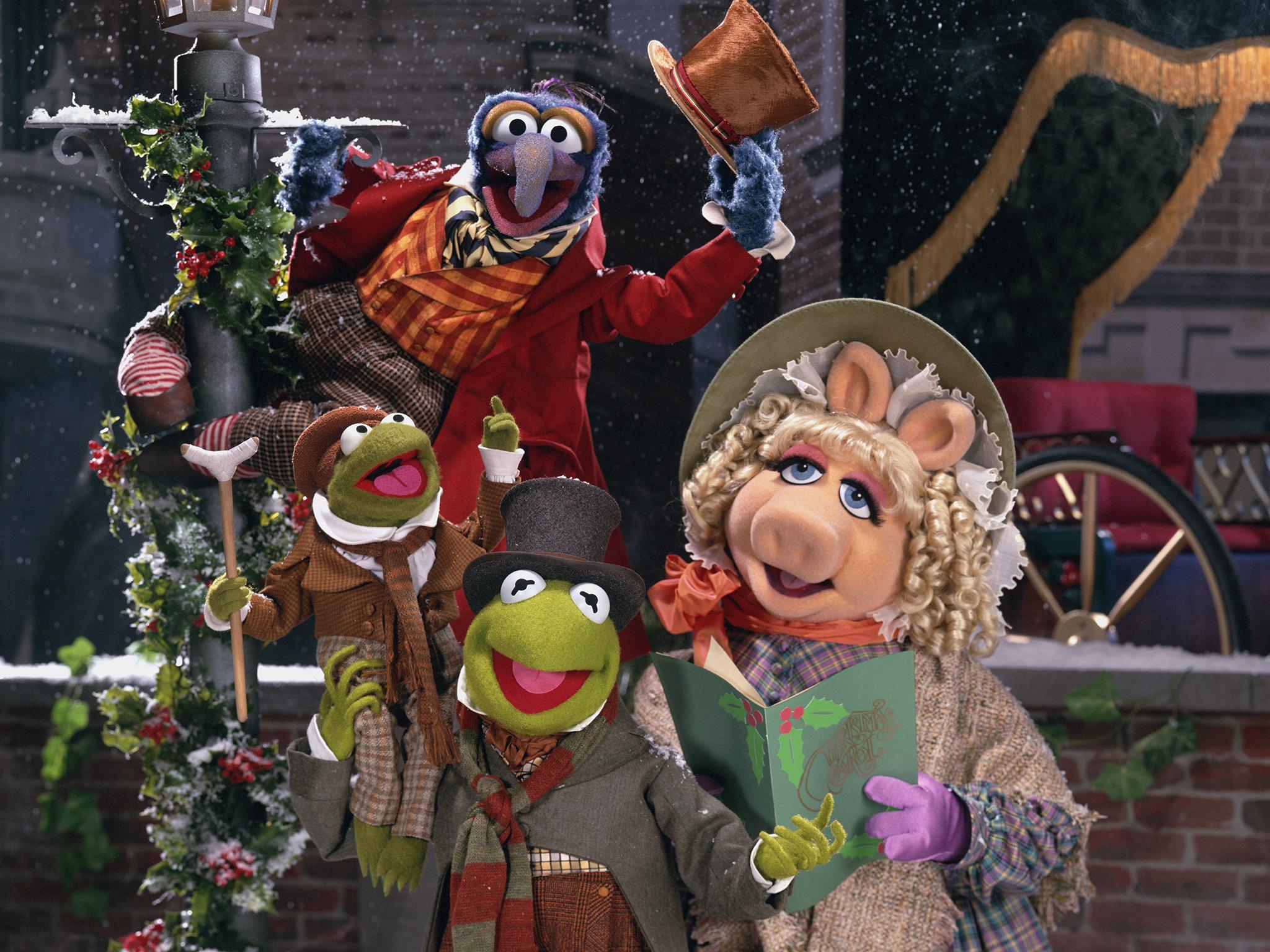 Muppet Christmas Carol, Gonzo Kermit and Miss Piggy (film still scene)