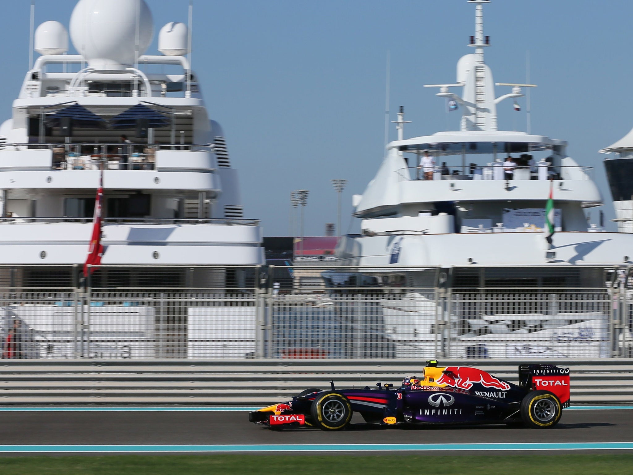 Daniel Ricciardo flashes past the harbour-side yachts at the Yas Marina circuit