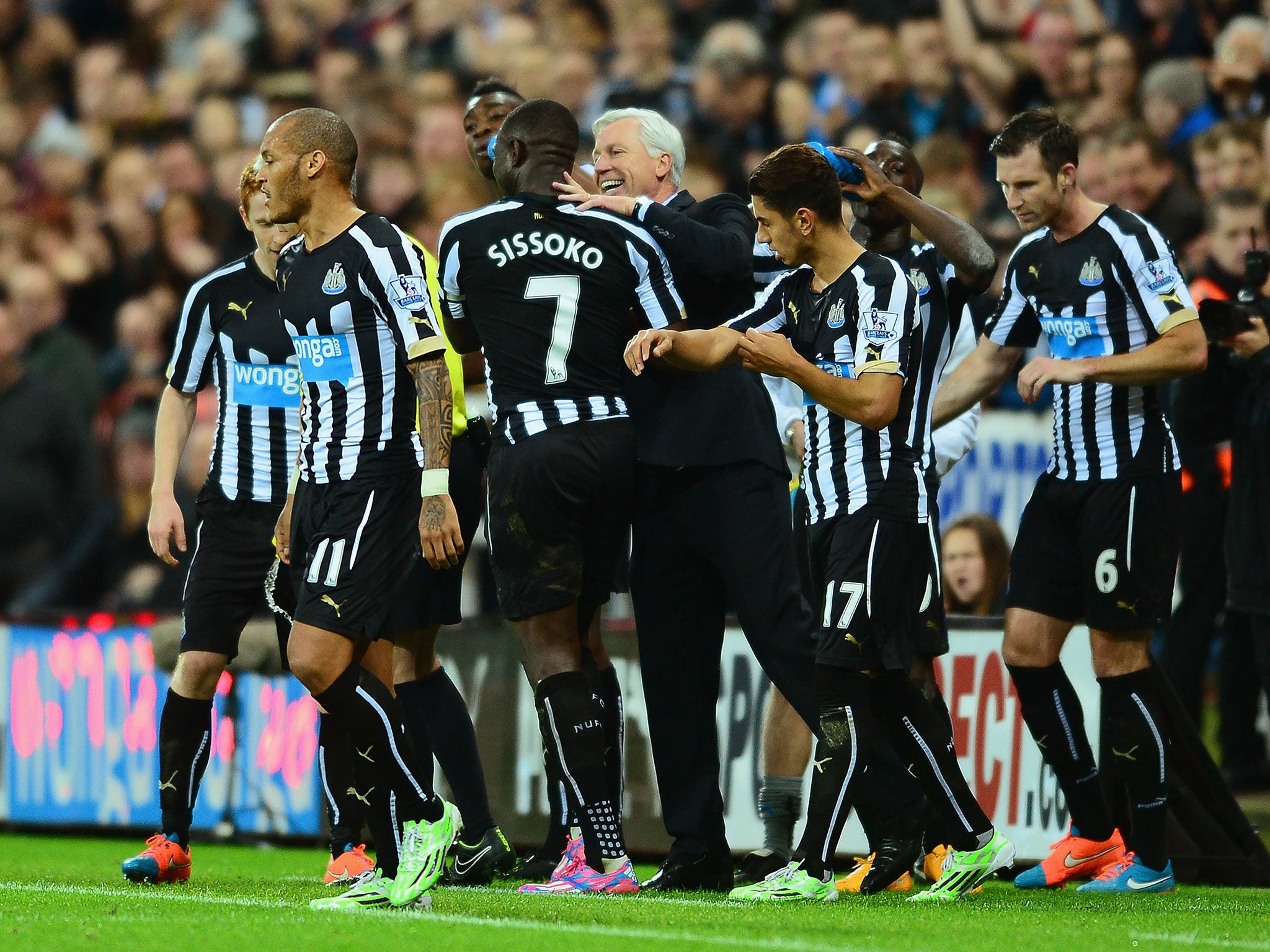 Newcastle manager Alan Pardew celebrates with his team after Moussa Sissoko scores against QPR
