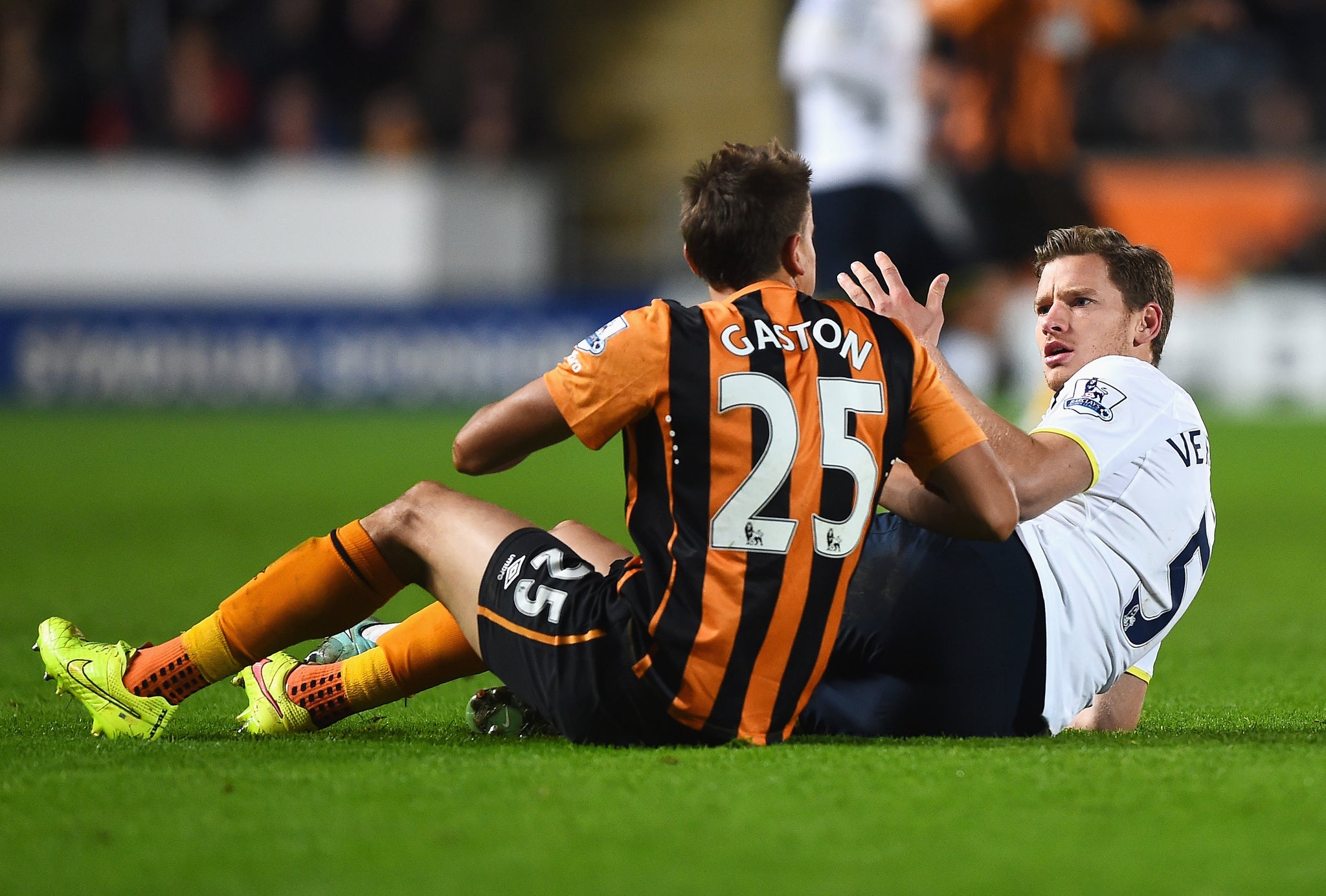 Gaston Ramires was sent off for kicking out at the Spurs defender