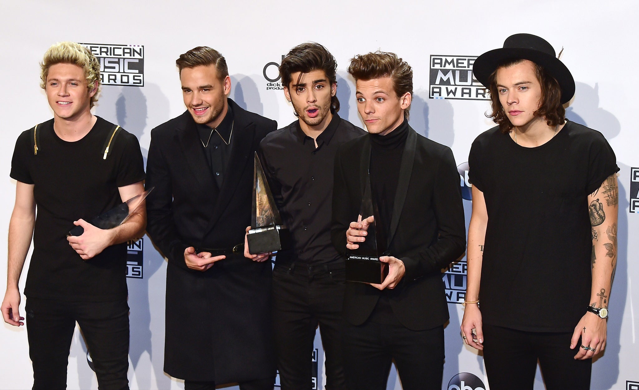 One Direction pose with their?awards at the AMAs 2014