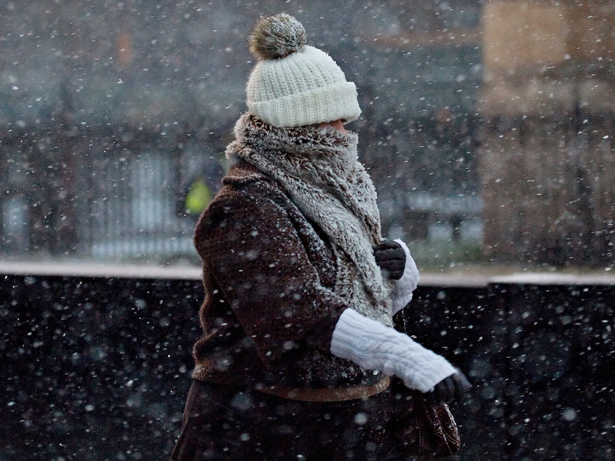 Сделай потеплее на улице. Небольшой снег. Зима холодно. Тепло одетые люди. На улице холодно зима.