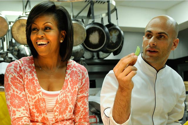 Sam Kass and Michelle Obama shell home-grown sugar snap peas at the White House in 2009