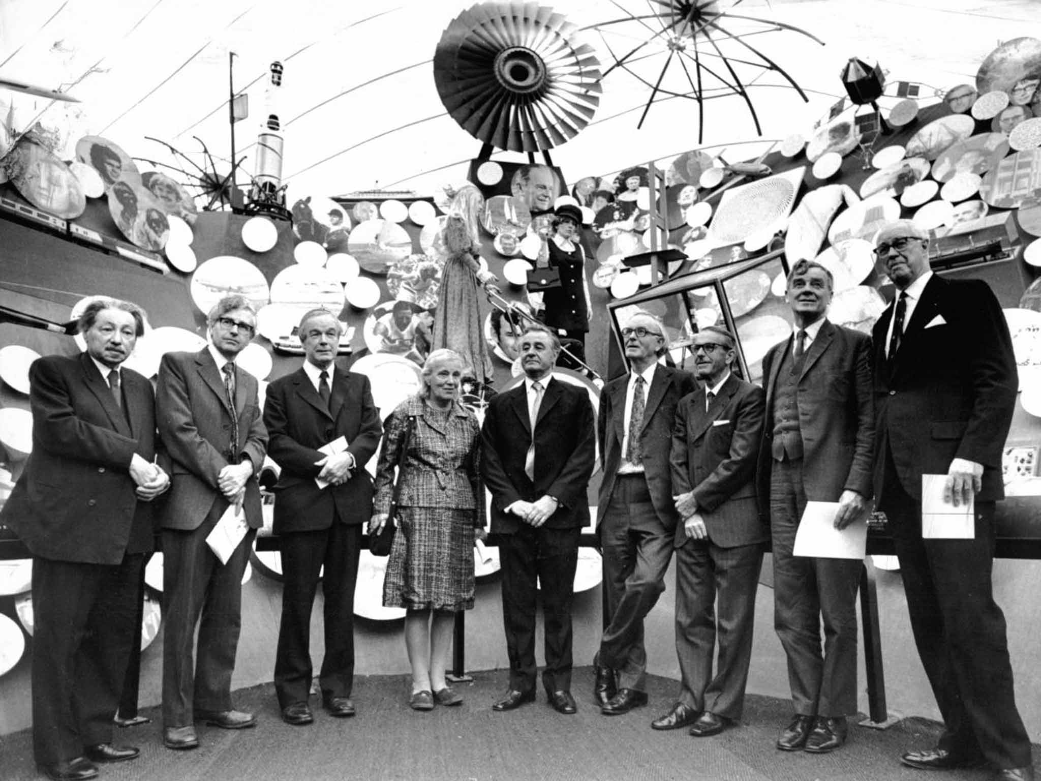 Dorothy Hodgkin with other Nobel Prize-winning scientists in 1997 at the British Genius Exhibition in London