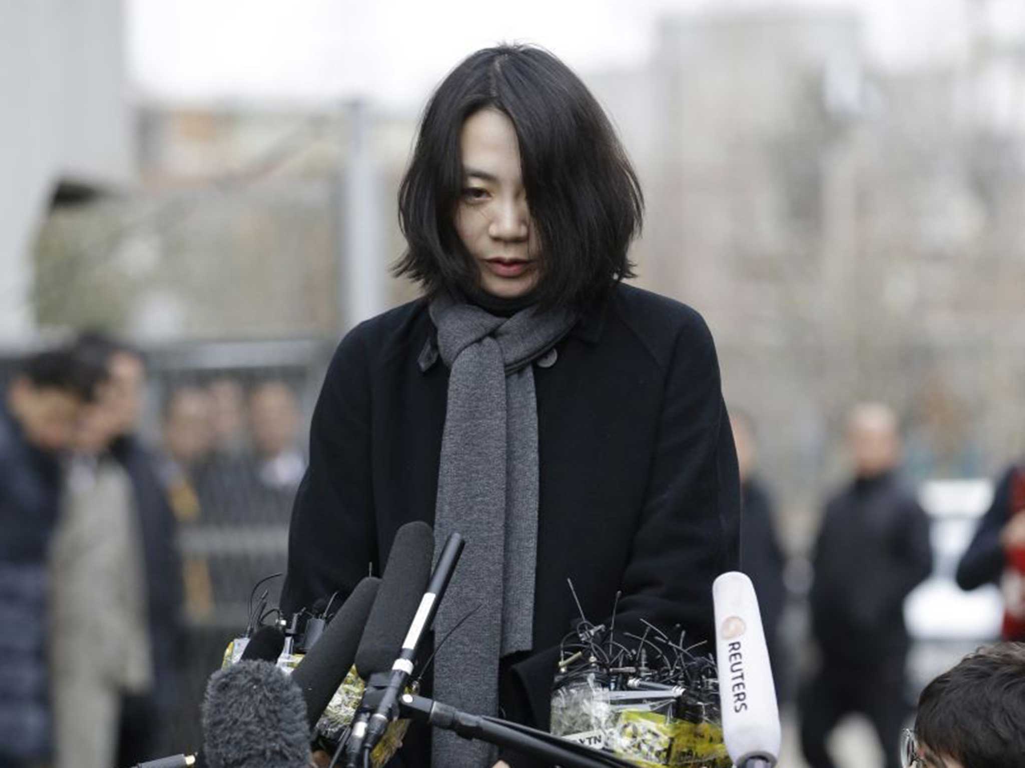 Cho Hyun-ah makes her humble apology yesterday ahead of questioning by transport officials