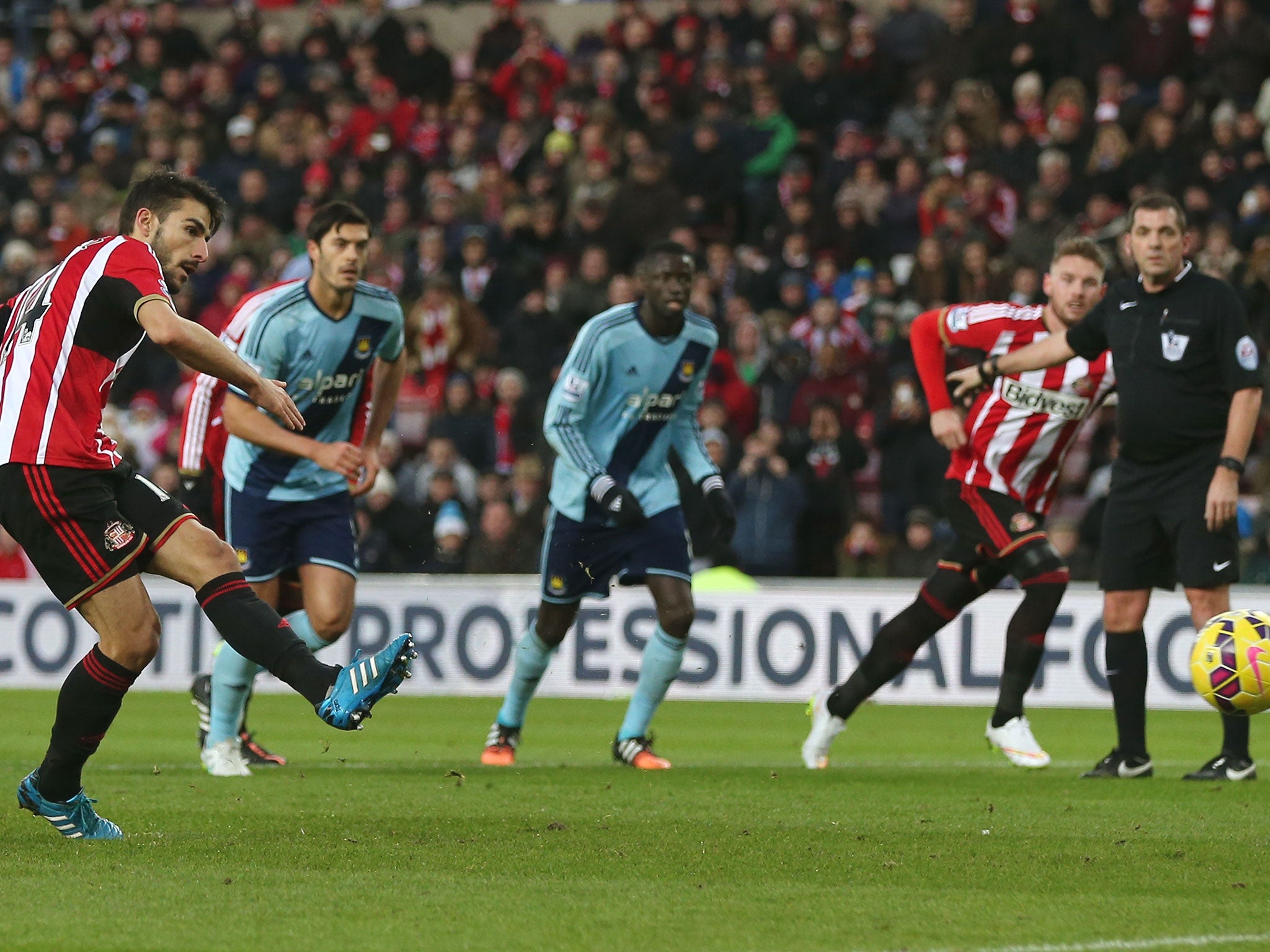 Gomez scores from the penalty spot to put Sunderland ahead