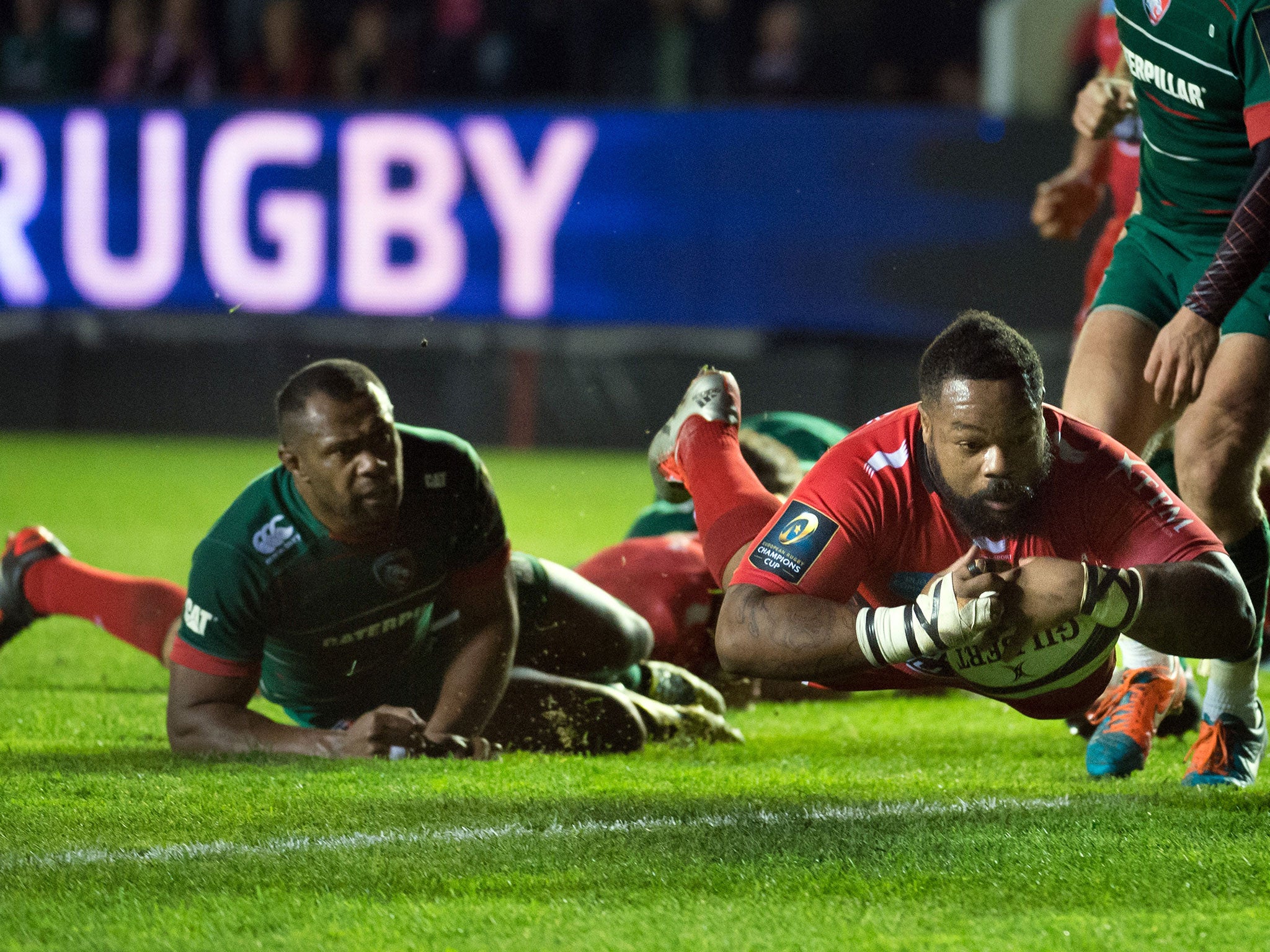 Mathieu Bastareaud dives in for Toulon's second try