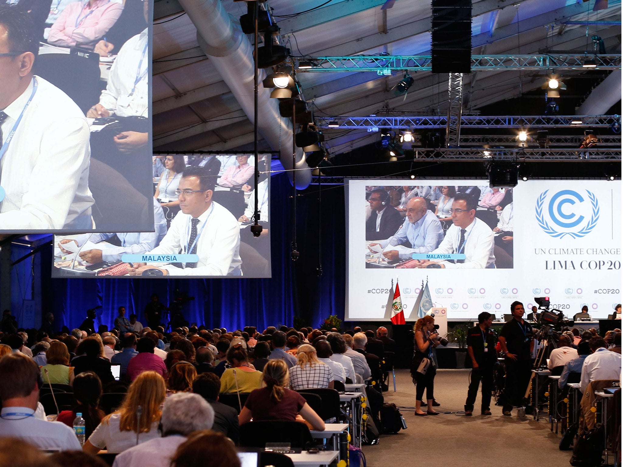 Delegates from different countries at the UN climate pact talk in Peru on 13 December 2014