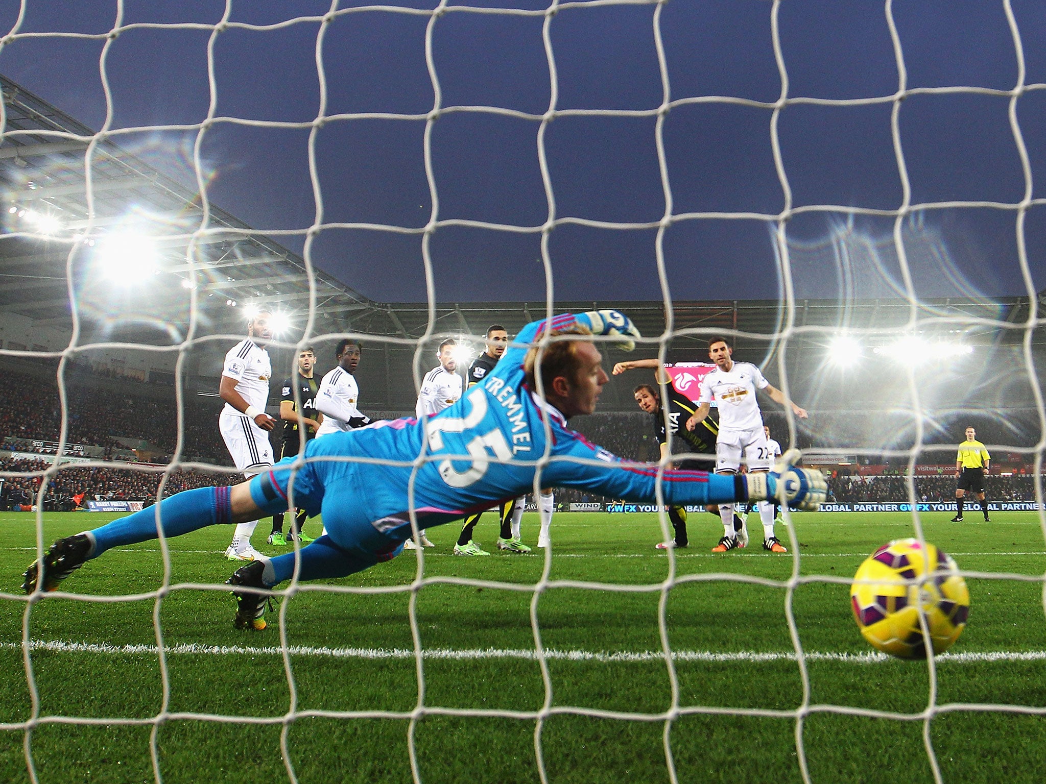 Harry Kane puts Tottenham 1-0 up