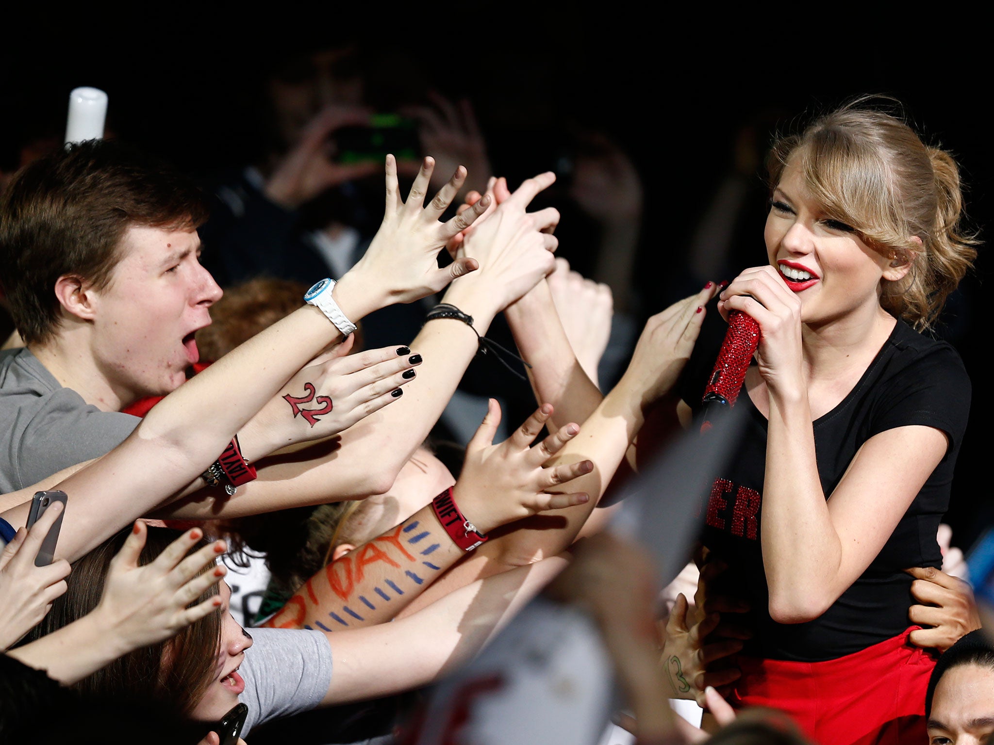 Taylor Swift Updates  on Twitter  Lightup wristbands are back  httpstcorwURQl34Ec  Twitter
