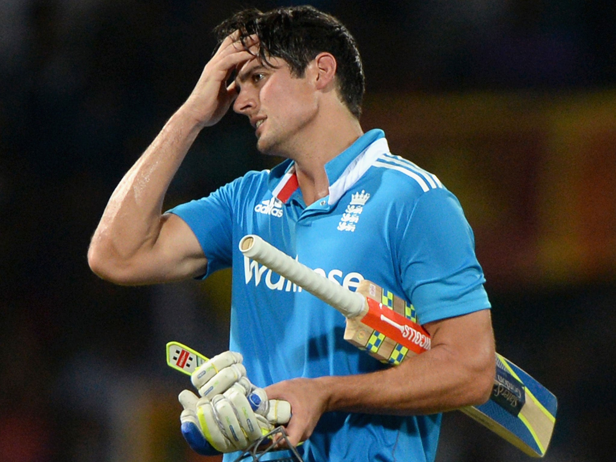 Alastair Cook failed again in the 7th ODI against Sri Lanka, scoring just 32 as England chased 303